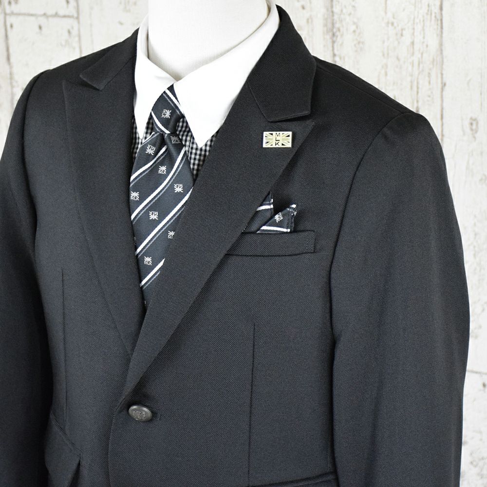 ピアノ発表会や結婚式にぴったりのカラーの男の子用フォーマルスーツ。シンプルで美しいシルエットが魅力のAngel's Closetの子供フォーマル レンタル商品（【レンタル】格子柄ハーフパンツ2ボタンブレザーセットスーツ6点セット【MICHIKO LONDON】（CAT285490））｜画像2