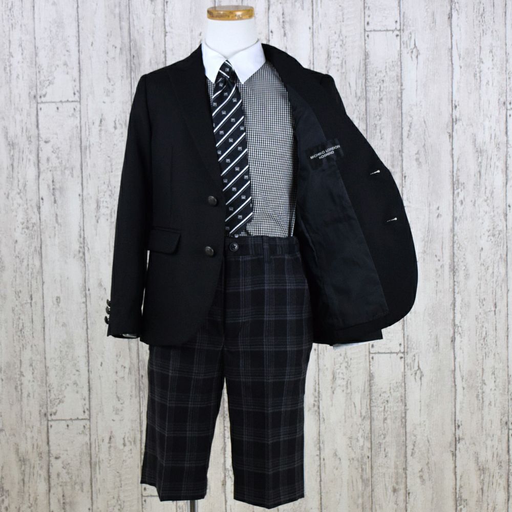 ピアノ発表会や結婚式にぴったりのカラーの男の子用フォーマルスーツ。シンプルで美しいシルエットが魅力のAngel's Closetの子供フォーマル レンタル商品（【レンタル】格子柄ハーフパンツ2ボタンブレザーセットスーツ6点セット【MICHIKO LONDON】（CAT285490））｜画像3