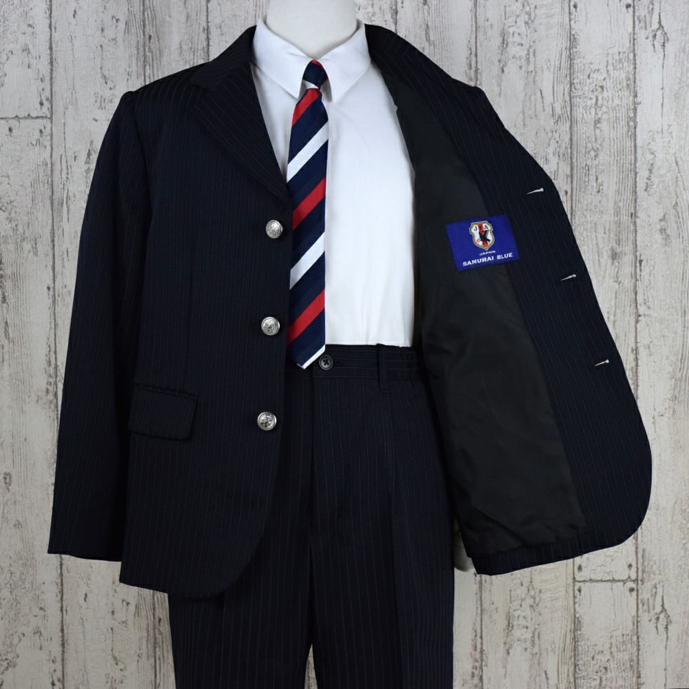 ピアノ発表会や結婚式にぴったりのカラーの男の子用フォーマルスーツ。シンプルで美しいシルエットが魅力のAngel's Closetの子供フォーマル レンタル商品（【レンタル】ストライプハーフパンツ3つボタンセットスーツ6点セットゆったりタイプ【JFA SAMURAI BLUE】（CAT375495）120・130cm　B体）｜画像3