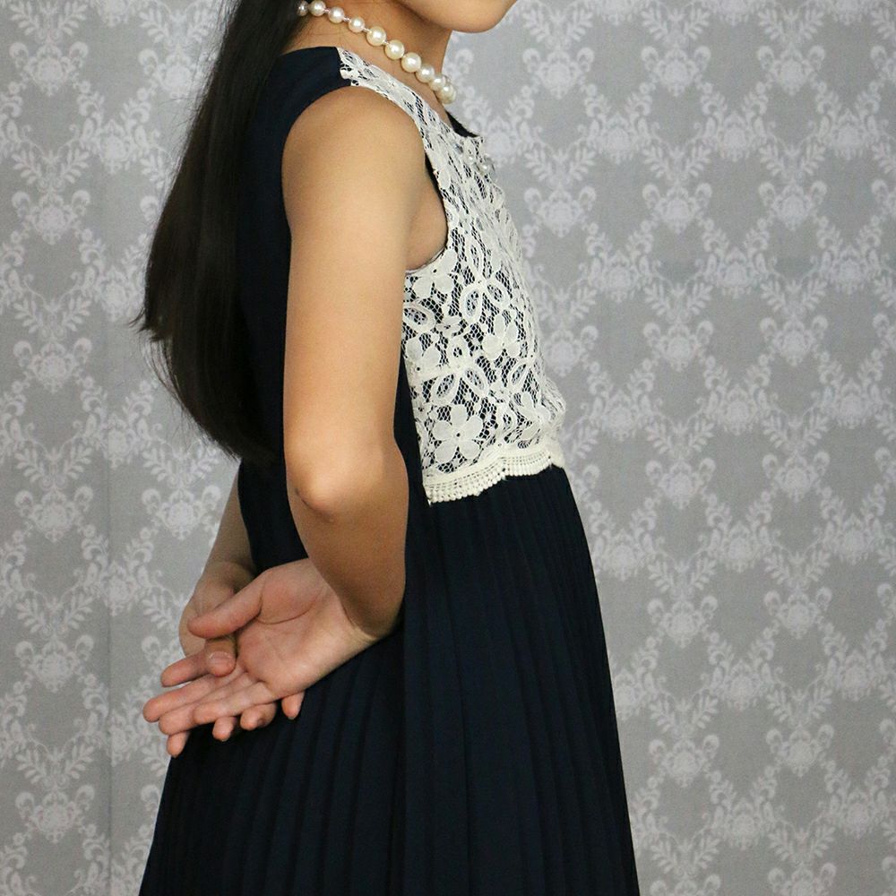 ピアノ発表会や結婚式にぴったりのカラーの女の子用キッズドレス。シンプルで美しいシルエットが魅力のAngel's Closetの子供ドレス レンタル商品（【レンタル】レース切替プリーツ子供ドレス（CAT879305））｜画像3