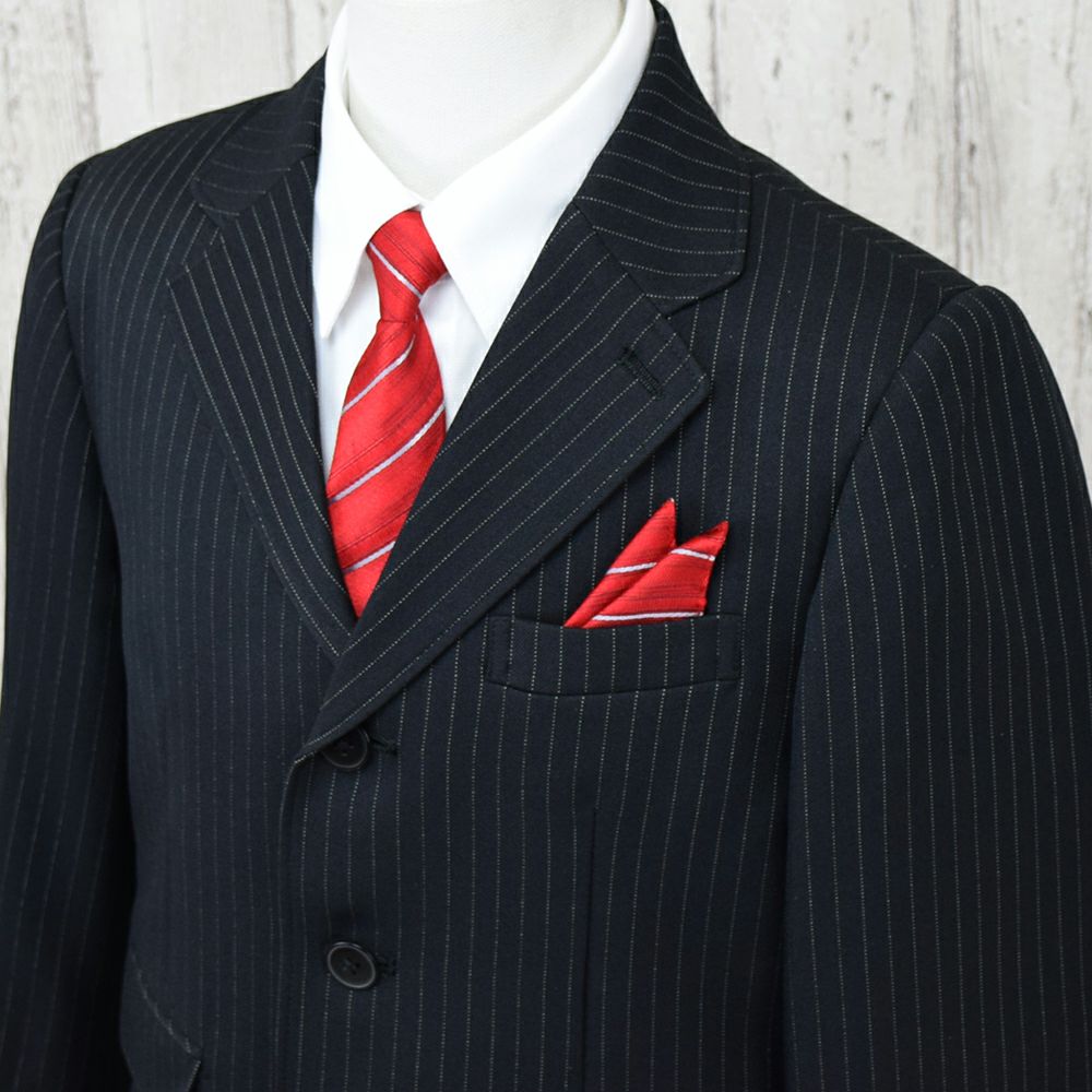 特別な日にぴったりのカラーの男の子用フォーマルスーツ。シンプルで美しいシルエットが魅力のAngel's Closetの子供フォーマル レンタル商品（【レンタル】3つ釦ストライプセットスーツ（CAT875400）120cm）｜画像3