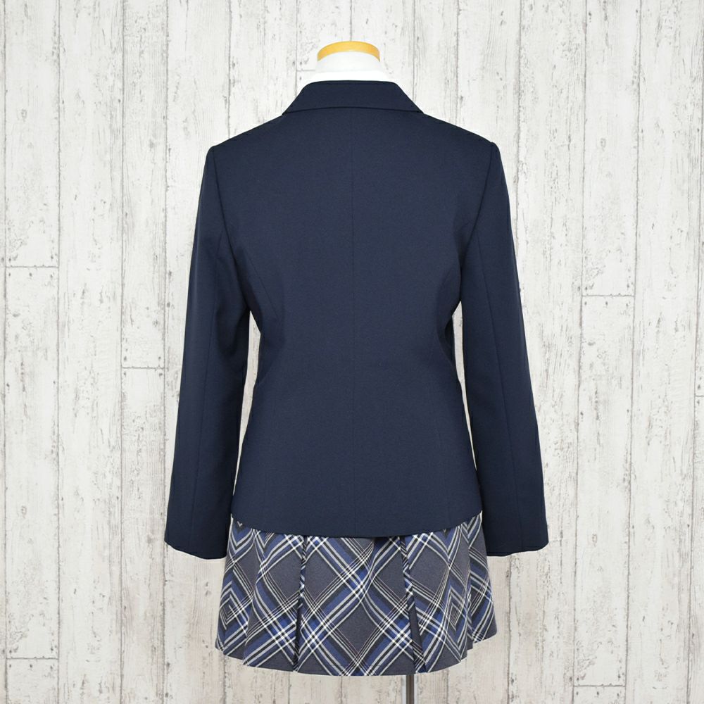 特別な日にぴったりのカラーの男の子用フォーマルスーツ。シンプルで美しいシルエットが魅力のAngel's Closetの子供フォーマル レンタル商品（【レンタル】チェックスカートブレザースーツセット（CAT672590））｜画像3