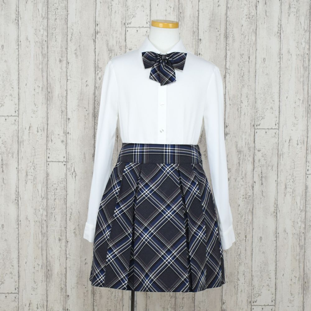 特別な日にぴったりのカラーの男の子用フォーマルスーツ。シンプルで美しいシルエットが魅力のAngel's Closetの子供フォーマル レンタル商品（【レンタル】チェックスカートブレザースーツセット（CAT672590））｜画像4