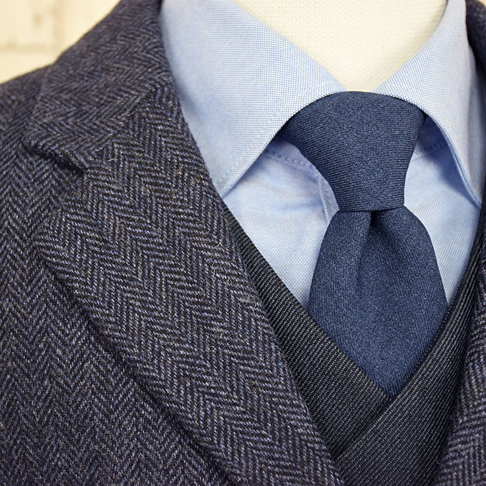 特別な日にぴったりのカラーの男の子用フォーマルスーツ。シンプルで美しいシルエットが魅力のAngel's Closetの子供フォーマル レンタル商品（【レンタル】ベスト付きヘリンボーン英国調セットスーツ（CAT885402））｜画像3