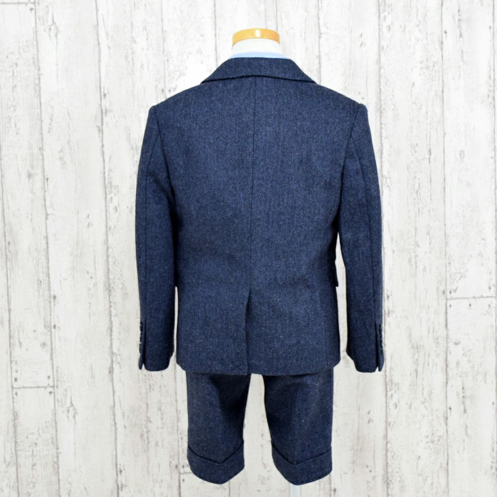 特別な日にぴったりのカラーの男の子用フォーマルスーツ。シンプルで美しいシルエットが魅力のAngel's Closetの子供フォーマル レンタル商品（【レンタル】ベスト付きヘリンボーン英国調セットスーツ（CAT885402））｜画像4