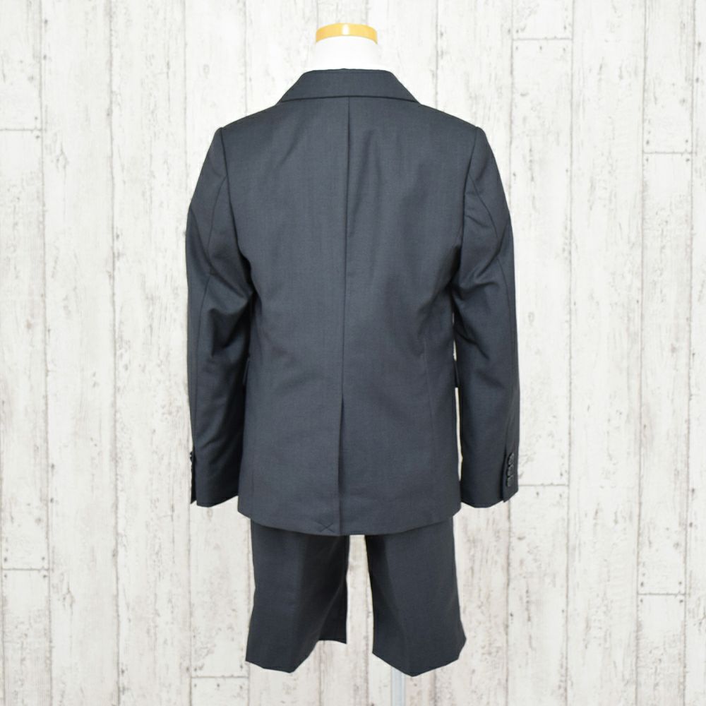 特別な日にぴったりのカラーの男の子用フォーマルスーツ。シンプルで美しいシルエットが魅力のAngel's Closetの子供フォーマル レンタル商品（【レンタル】シャンブレー無地セットスーツ（CAT895411））｜画像4