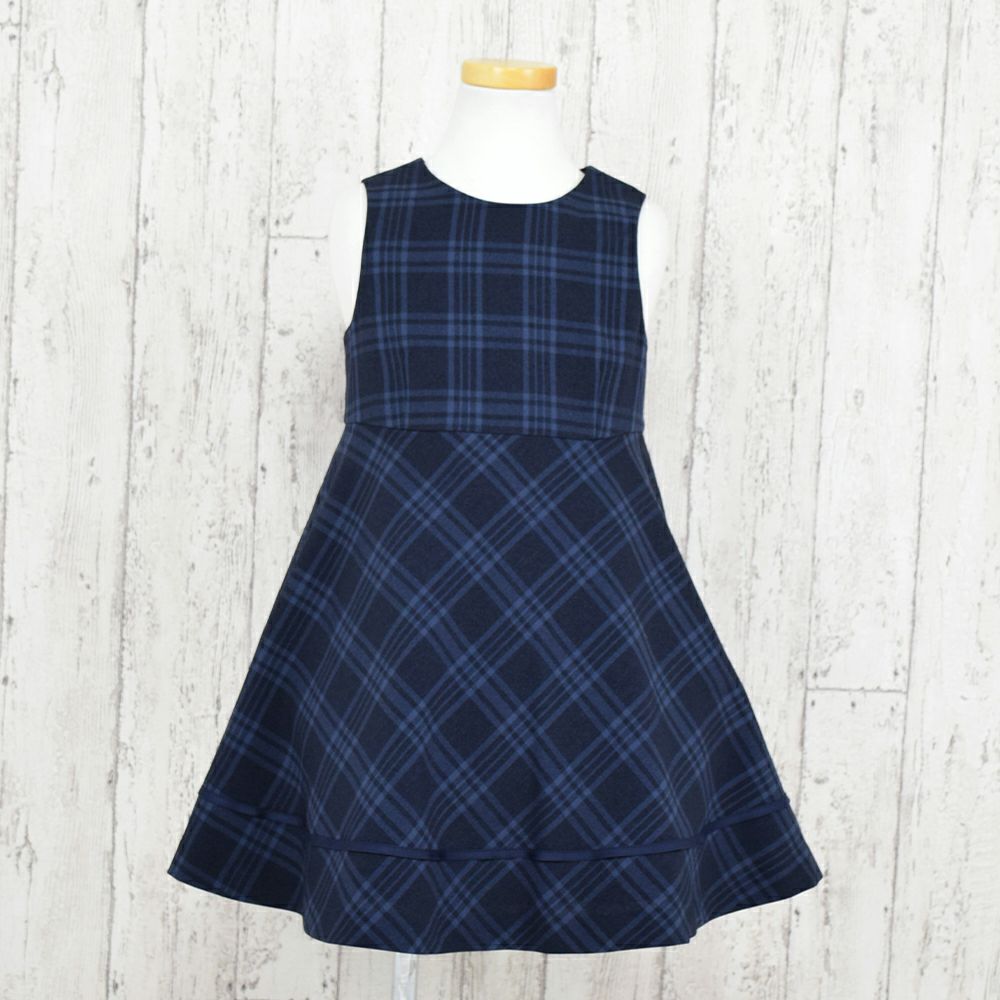 特別な日にぴったりのブラックカラーの男の子用フォーマルスーツ。シンプルで美しいシルエットが魅力のAngel's Closetの子供フォーマル レンタル商品（【レンタル】ブラックウォッチ格子アンサンブル（CAT918371））｜画像4