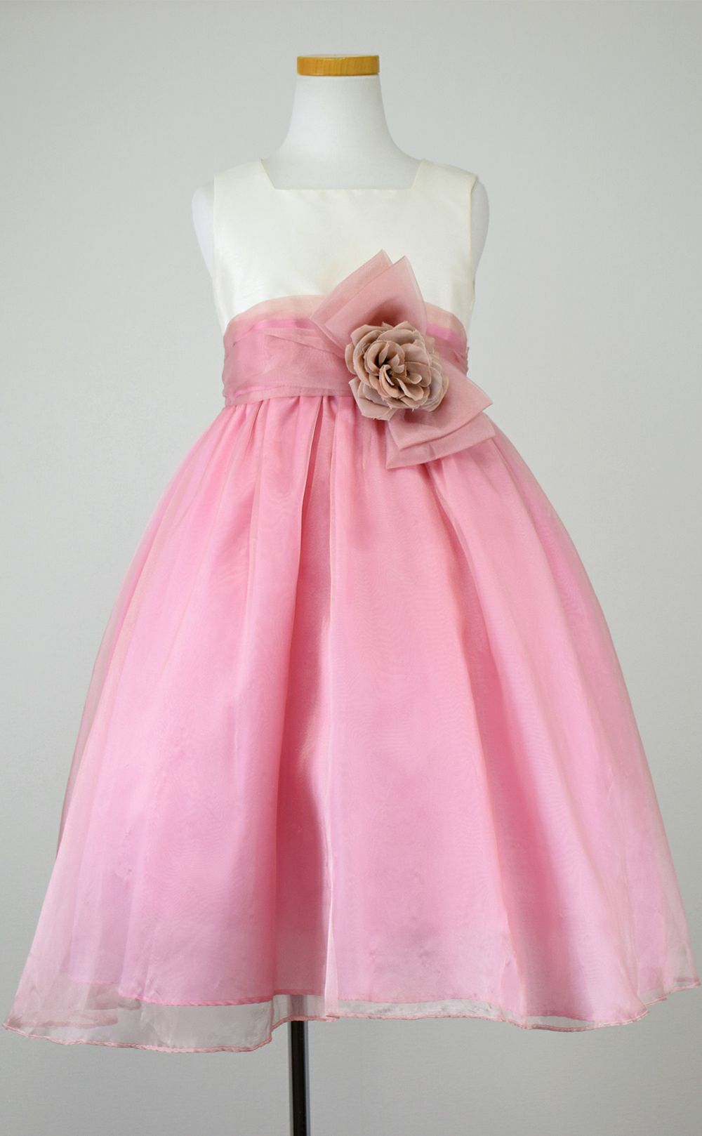 ピアノ発表会や結婚式にぴったりのカラーの女の子用キッズドレス。シンプルで美しいシルエットが魅力のAngel's Closetの子供ドレス レンタル商品（【レンタル】デュピオーニオーガンジー2トーンスクエアネック子供ドレス（CDC1225）ローズ）｜画像3