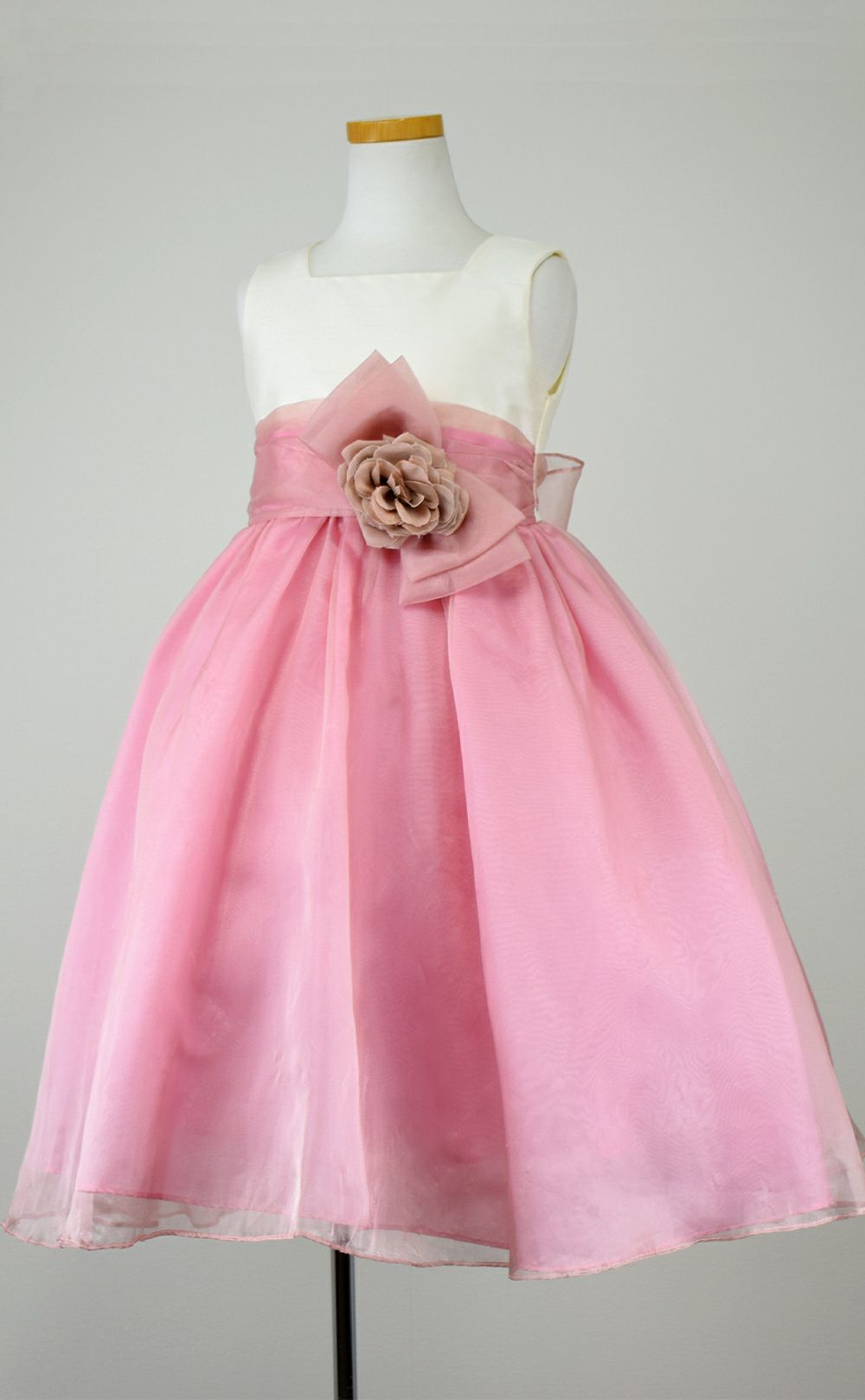 ピアノ発表会や結婚式にぴったりのカラーの女の子用キッズドレス。シンプルで美しいシルエットが魅力のAngel's Closetの子供ドレス レンタル商品（【レンタル】デュピオーニオーガンジー2トーンスクエアネック子供ドレス（CDC1225）ローズ）｜画像4
