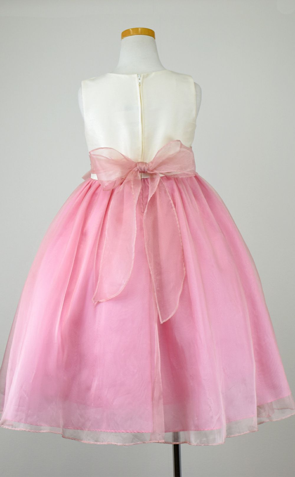 ピアノ発表会や結婚式にぴったりのカラーの女の子用キッズドレス。シンプルで美しいシルエットが魅力のAngel's Closetの子供ドレス レンタル商品（【レンタル】デュピオーニオーガンジー2トーンスクエアネック子供ドレス（CDC1225）ローズ）｜画像5