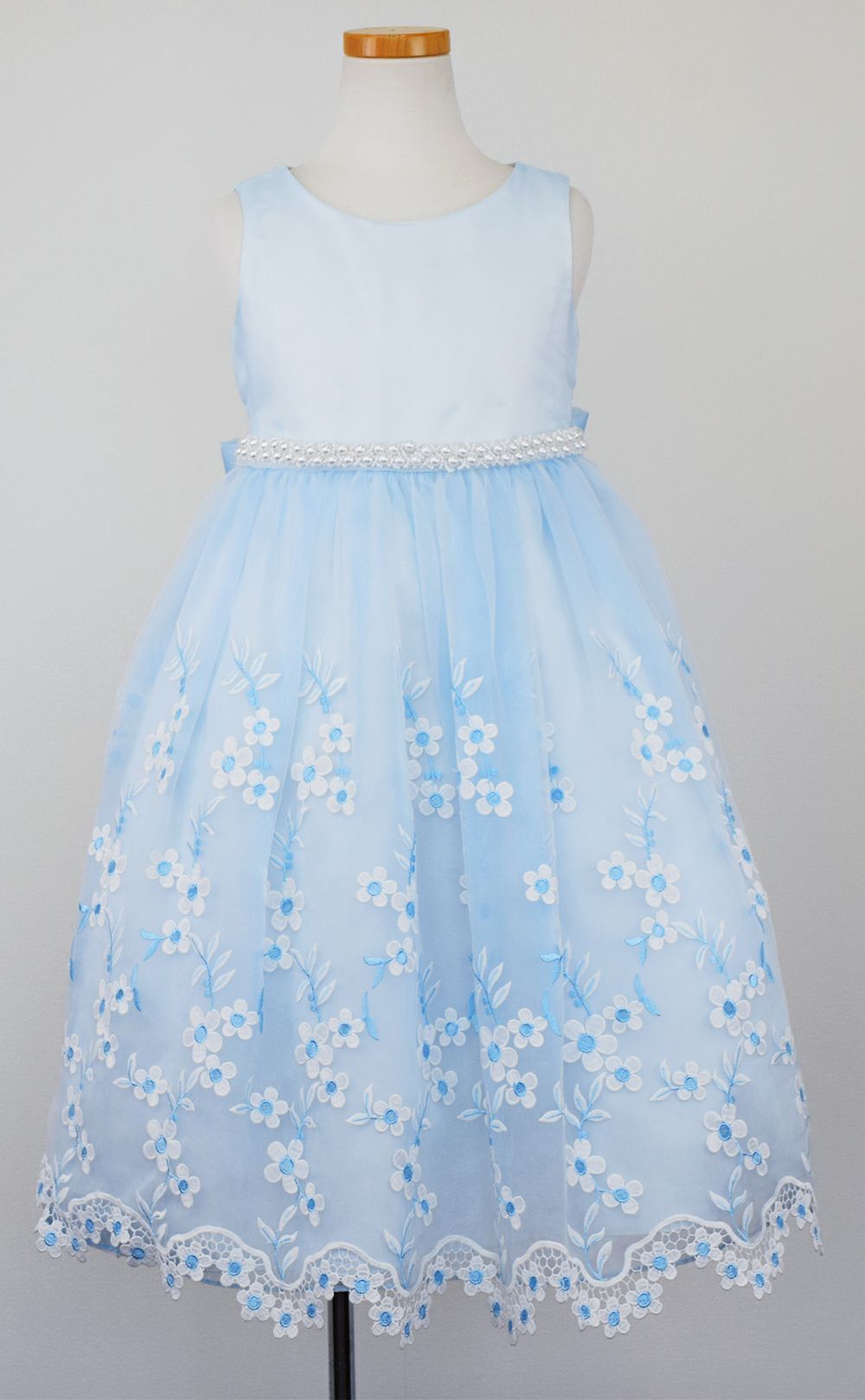 ピアノ発表会や結婚式にぴったりのブルーカラーの女の子用キッズドレス。シンプルで美しいシルエットが魅力のAngel's Closetの子供ドレス レンタル商品（【レンタル】クリスタルオーガンジーフローラル刺繍スカラップ子供ドレス(KD364)ブルー）｜画像2