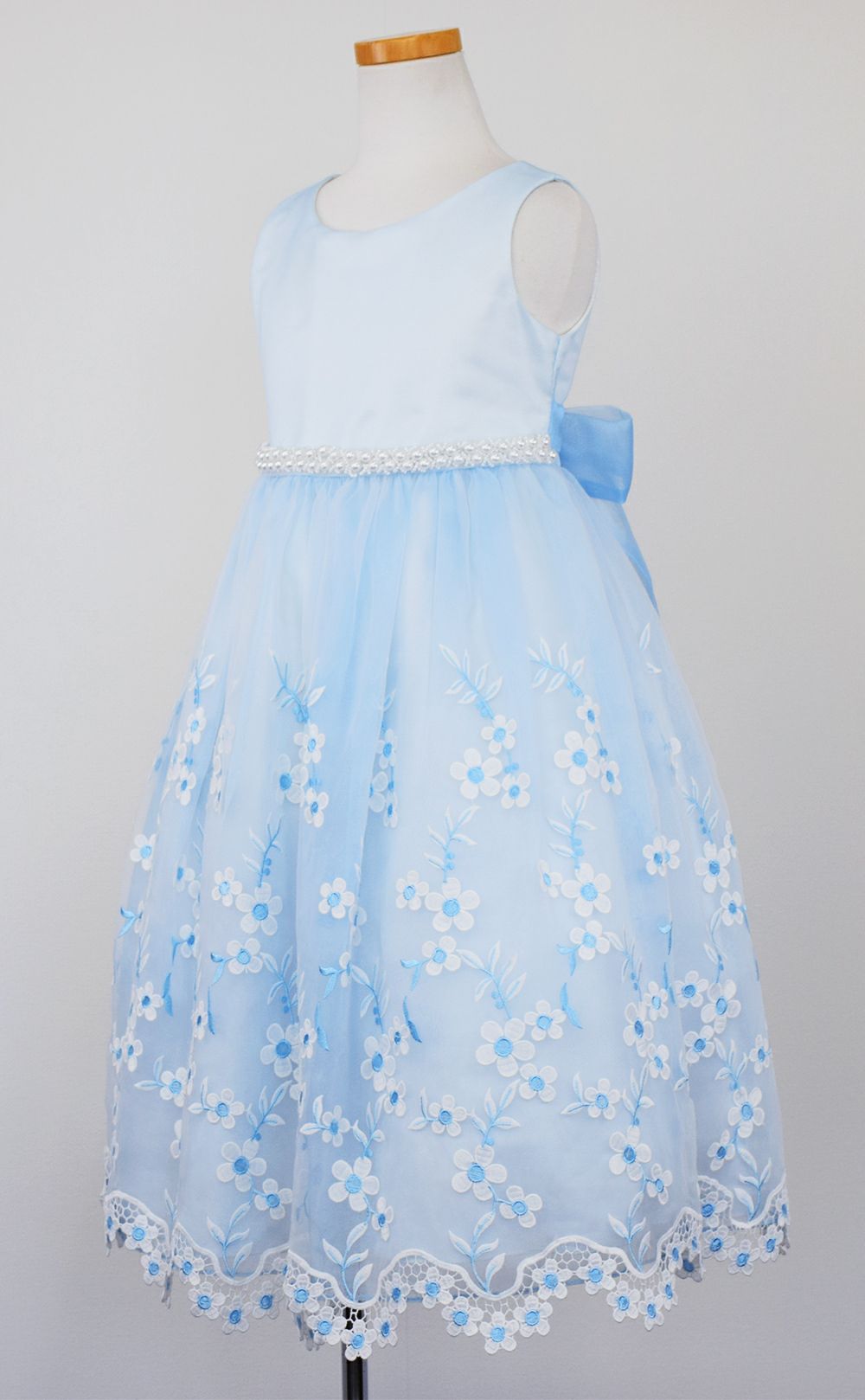 ピアノ発表会や結婚式にぴったりのブルーカラーの女の子用キッズドレス。シンプルで美しいシルエットが魅力のAngel's Closetの子供ドレス レンタル商品（【レンタル】クリスタルオーガンジーフローラル刺繍スカラップ子供ドレス(KD364)ブルー）｜画像3