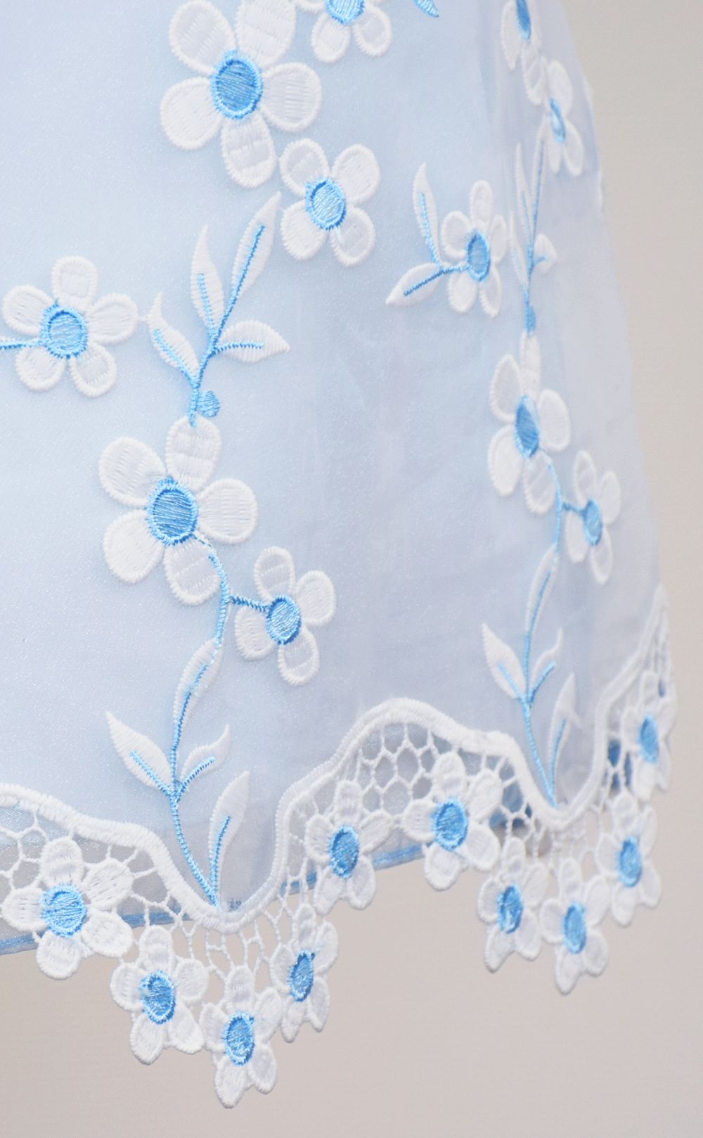 ピアノ発表会や結婚式にぴったりのブルーカラーの女の子用キッズドレス。シンプルで美しいシルエットが魅力のAngel's Closetの子供ドレス レンタル商品（【レンタル】クリスタルオーガンジーフローラル刺繍スカラップ子供ドレス(KD364)ブルー）｜画像5