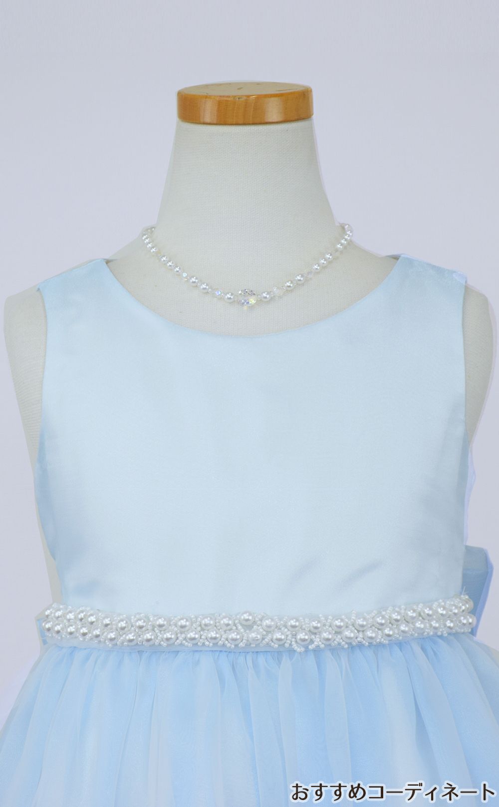 ピアノ発表会や結婚式にぴったりのブルーカラーの女の子用キッズドレス。シンプルで美しいシルエットが魅力のAngel's Closetの子供ドレス レンタル商品（【レンタル】クリスタルオーガンジーフローラル刺繍スカラップ子供ドレス(KD364)ブルー）｜画像7