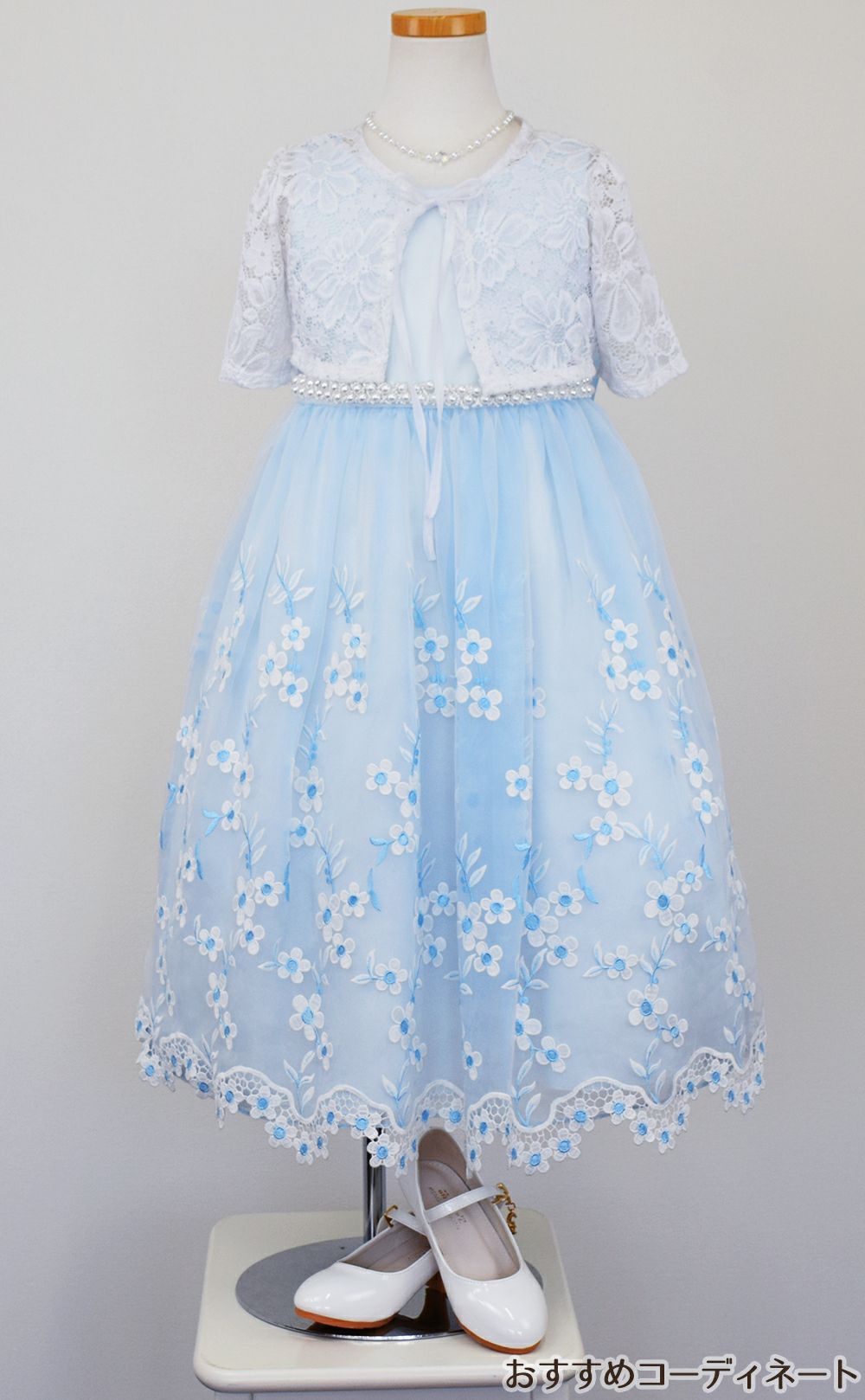 ピアノ発表会や結婚式にぴったりのブルーカラーの女の子用キッズドレス。シンプルで美しいシルエットが魅力のAngel's Closetの子供ドレス レンタル商品（【レンタル】クリスタルオーガンジーフローラル刺繍スカラップ子供ドレス(KD364)ブルー）｜画像8