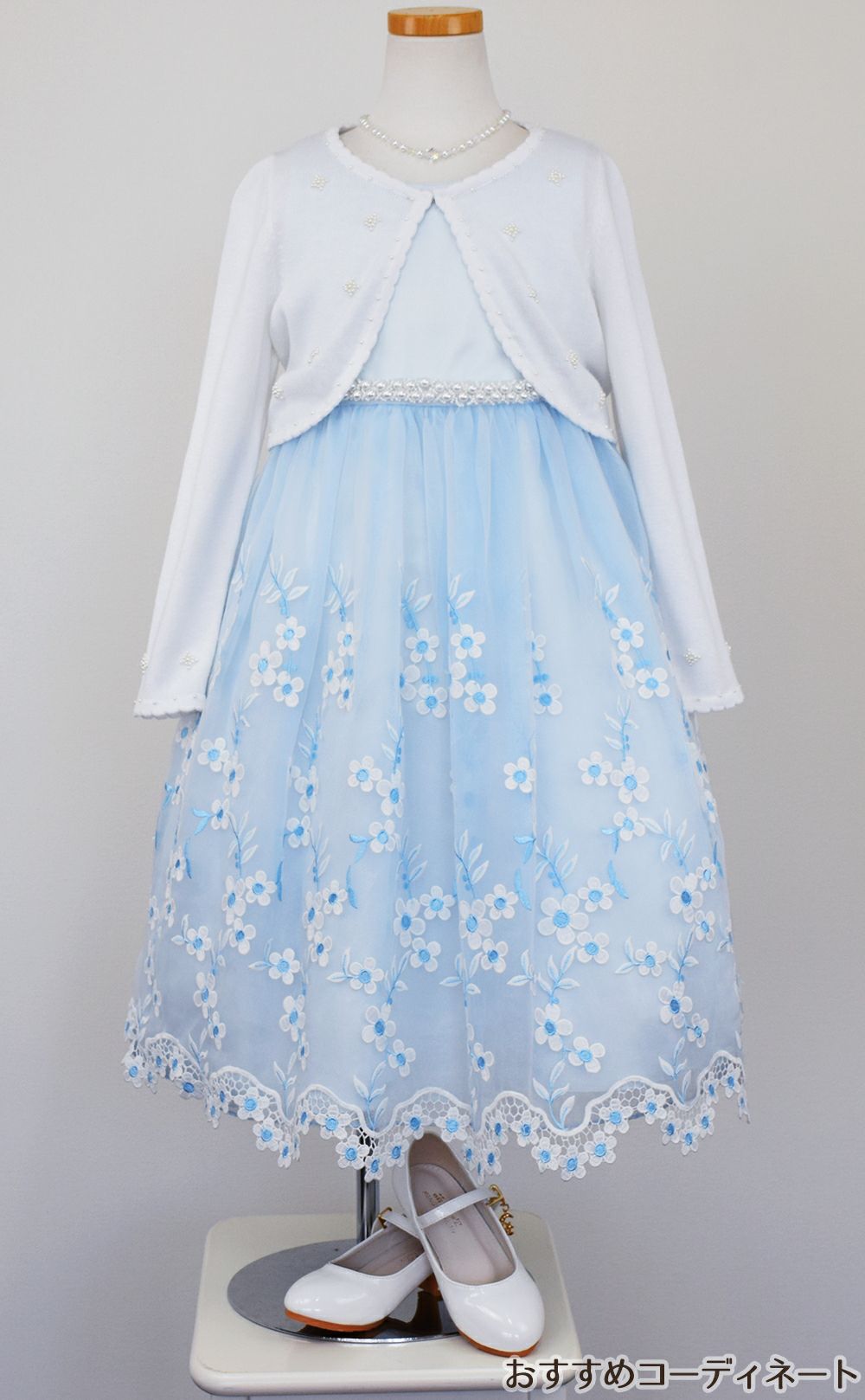 ピアノ発表会や結婚式にぴったりのブルーカラーの女の子用キッズドレス。シンプルで美しいシルエットが魅力のAngel's Closetの子供ドレス レンタル商品（【レンタル】クリスタルオーガンジーフローラル刺繍スカラップ子供ドレス(KD364)ブルー）｜画像9