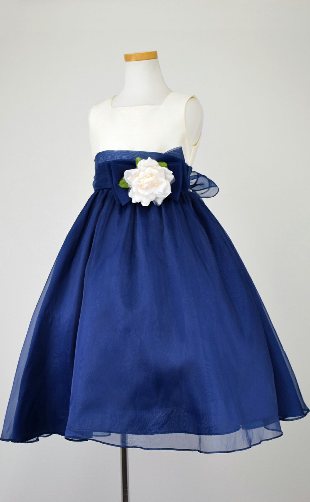 ピアノ発表会や結婚式にぴったりのネイビーカラーの女の子用キッズドレス。シンプルで美しいシルエットが魅力のAngel's Closetの子供ドレス レンタル商品（【レンタル】デュピオーニオーガンジー2トーンスクエアネック子供ドレス（CDC1225）ネイビー）｜画像4