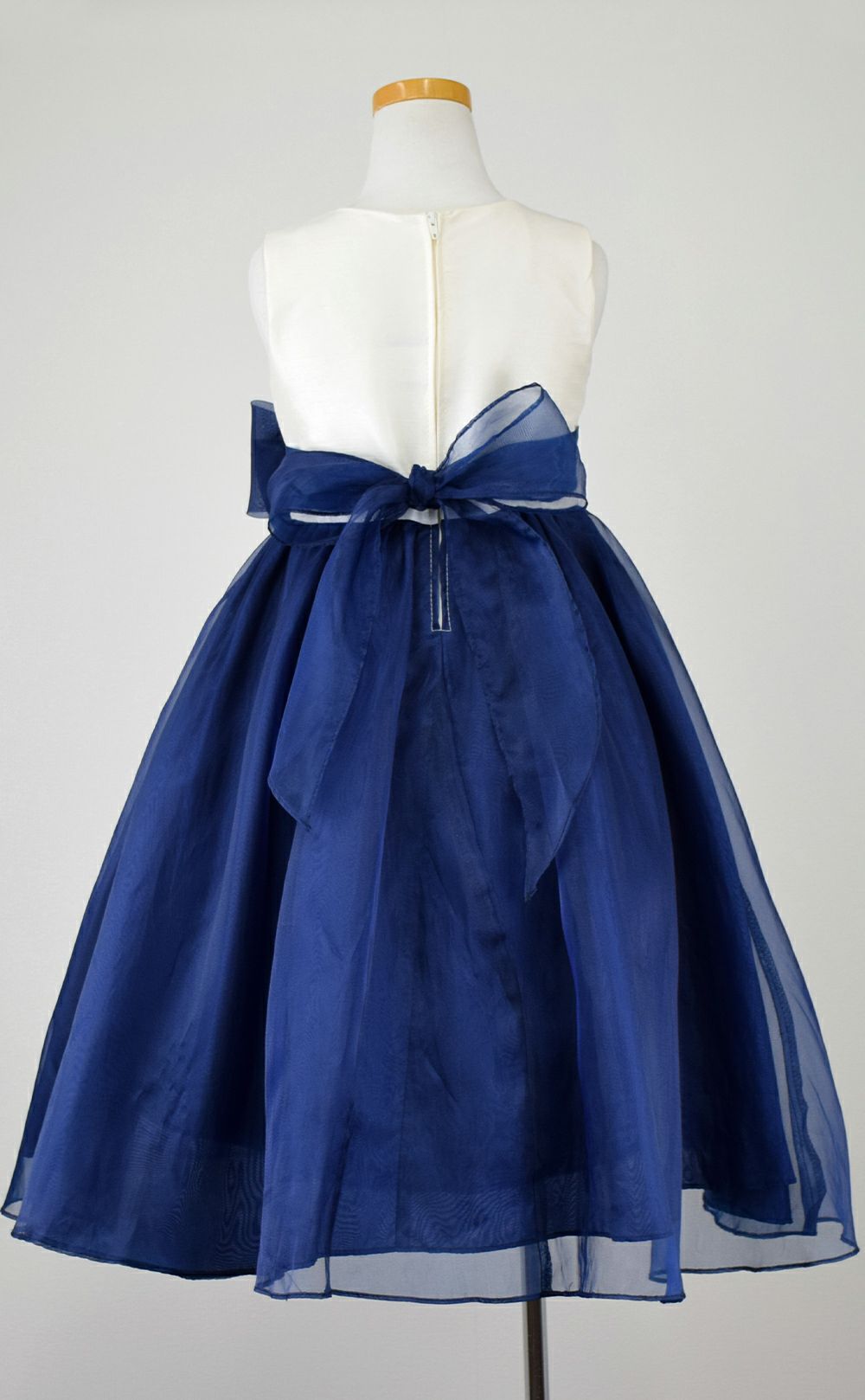 ピアノ発表会や結婚式にぴったりのネイビーカラーの女の子用キッズドレス。シンプルで美しいシルエットが魅力のAngel's Closetの子供ドレス レンタル商品（【レンタル】デュピオーニオーガンジー2トーンスクエアネック子供ドレス（CDC1225）ネイビー）｜画像5