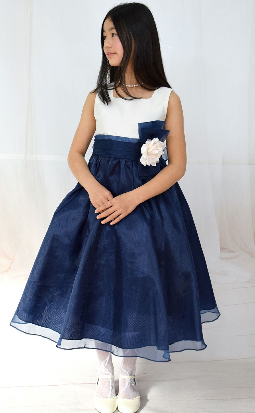 ピアノ発表会や結婚式にぴったりのネイビーカラーの女の子用キッズドレス。シンプルで美しいシルエットが魅力のAngel's Closetの子供ドレス レンタル商品（【レンタル】デュピオーニオーガンジー2トーンスクエアネック子供ドレス（CDC1225）ネイビー）｜画像12