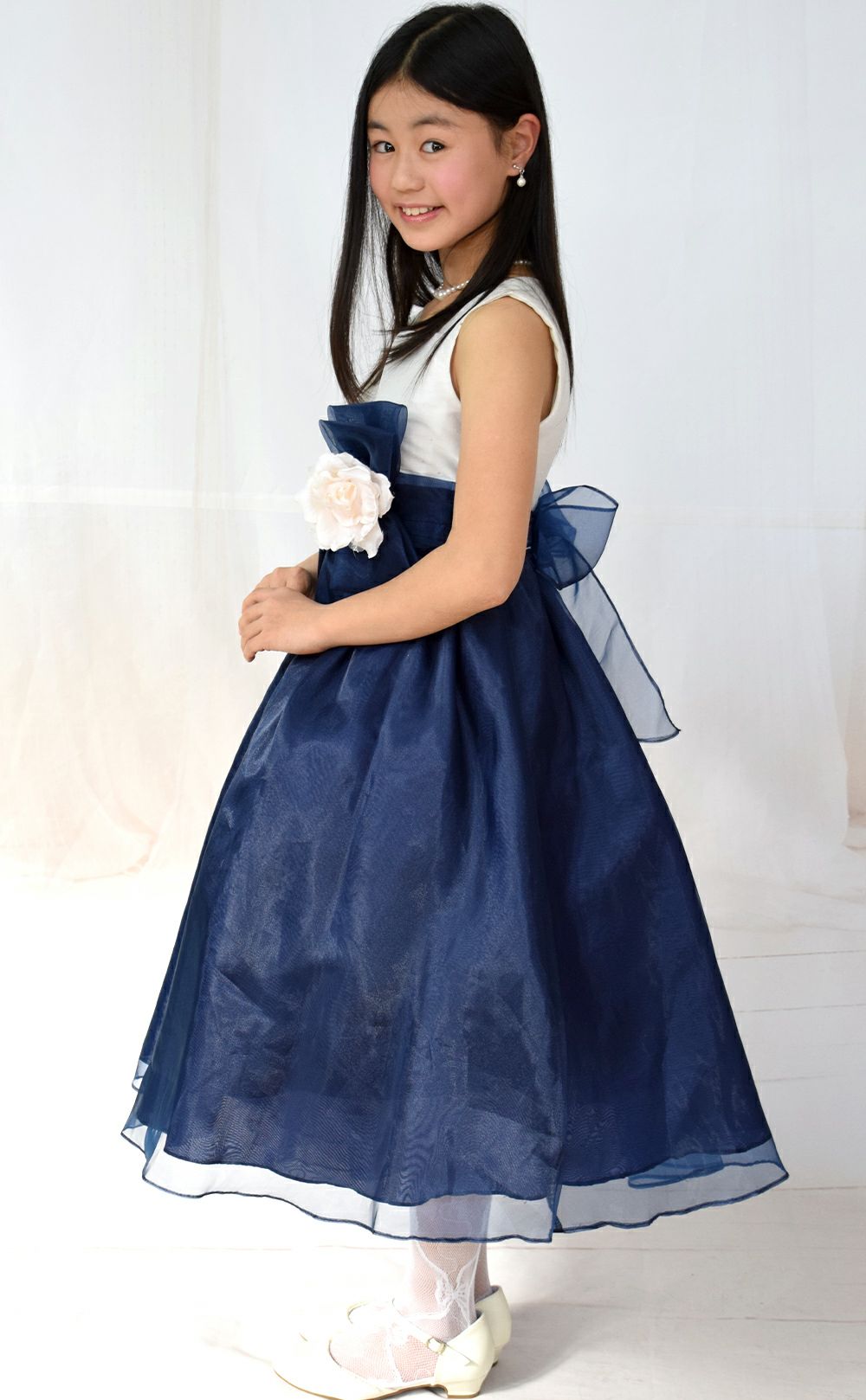 ピアノ発表会や結婚式にぴったりのネイビーカラーの女の子用キッズドレス。シンプルで美しいシルエットが魅力のAngel's Closetの子供ドレス レンタル商品（【レンタル】デュピオーニオーガンジー2トーンスクエアネック子供ドレス（CDC1225）ネイビー）｜画像14