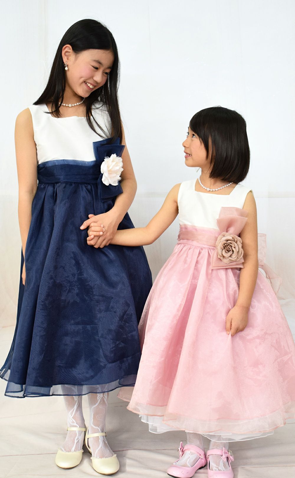 ピアノ発表会や結婚式にぴったりのネイビーカラーの女の子用キッズドレス。シンプルで美しいシルエットが魅力のAngel's Closetの子供ドレス レンタル商品（【レンタル】デュピオーニオーガンジー2トーンスクエアネック子供ドレス（CDC1225）ネイビー）｜画像15