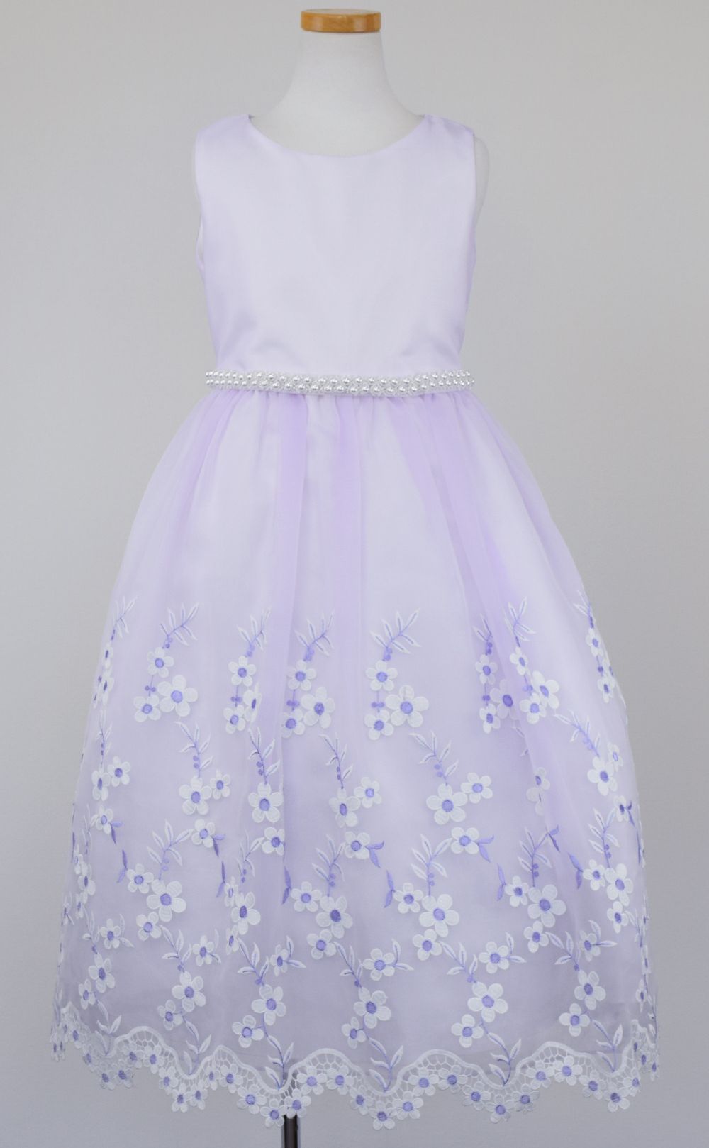 ピアノ発表会や結婚式にぴったりのライラックカラーの女の子用キッズドレス。シンプルで美しいシルエットが魅力のAngel's Closetの子供ドレス レンタル商品（【レンタル】クリスタルオーガンジーフローラル刺繍スカラップ子供ドレス(KD364)ライラック）｜画像2