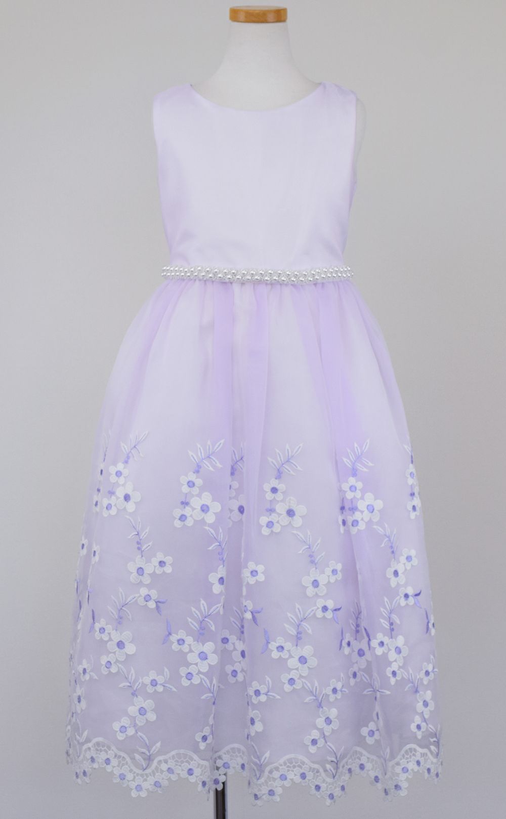 ピアノ発表会や結婚式にぴったりのライラックカラーの女の子用キッズドレス。シンプルで美しいシルエットが魅力のAngel's Closetの子供ドレス レンタル商品（【レンタル】クリスタルオーガンジーフローラル刺繍スカラップ子供ドレス(KD364)ライラック）｜画像3
