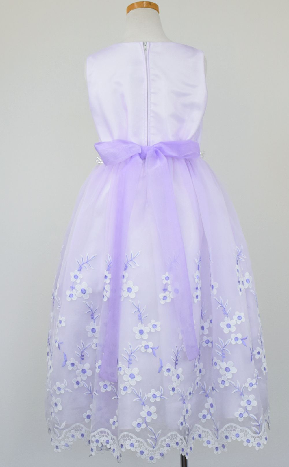 ピアノ発表会や結婚式にぴったりのライラックカラーの女の子用キッズドレス。シンプルで美しいシルエットが魅力のAngel's Closetの子供ドレス レンタル商品（【レンタル】クリスタルオーガンジーフローラル刺繍スカラップ子供ドレス(KD364)ライラック）｜画像4