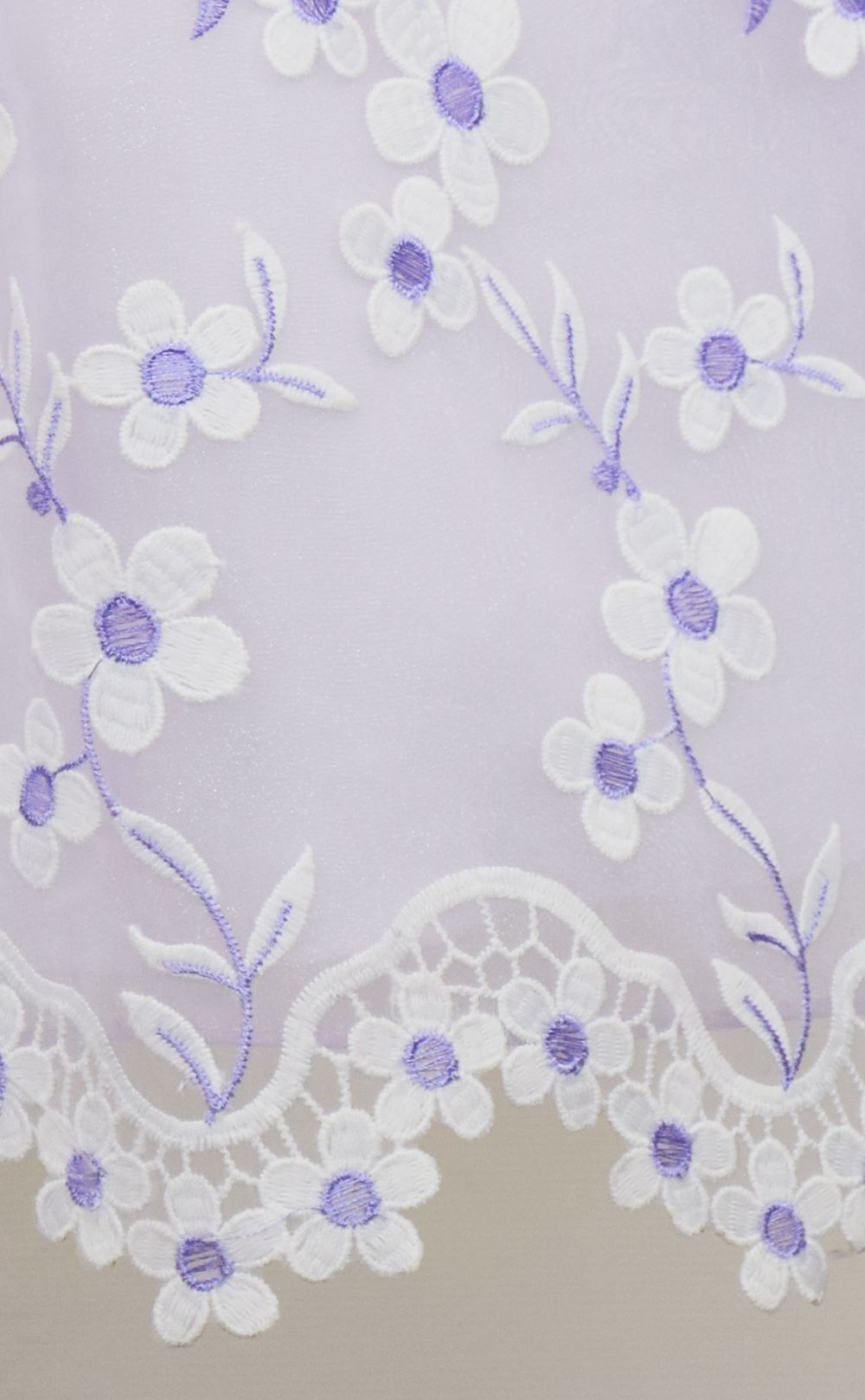 ピアノ発表会や結婚式にぴったりのライラックカラーの女の子用キッズドレス。シンプルで美しいシルエットが魅力のAngel's Closetの子供ドレス レンタル商品（【レンタル】クリスタルオーガンジーフローラル刺繍スカラップ子供ドレス(KD364)ライラック）｜画像5