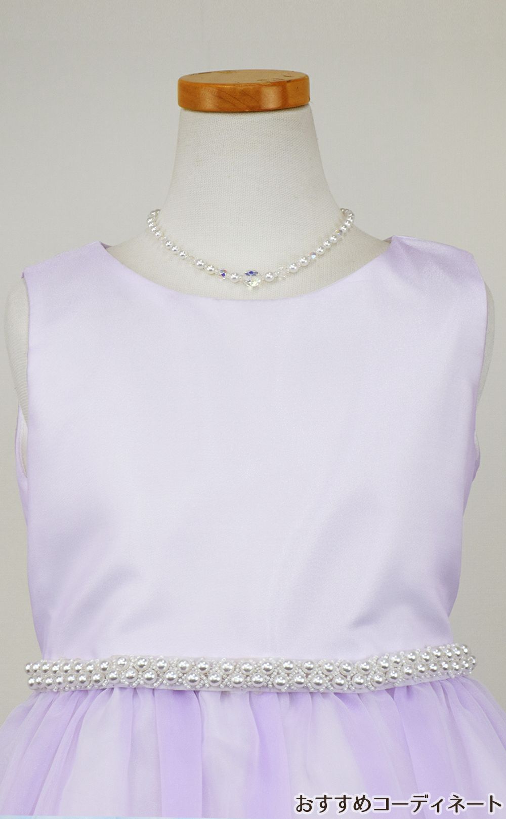 ピアノ発表会や結婚式にぴったりのライラックカラーの女の子用キッズドレス。シンプルで美しいシルエットが魅力のAngel's Closetの子供ドレス レンタル商品（【レンタル】クリスタルオーガンジーフローラル刺繍スカラップ子供ドレス(KD364)ライラック）｜画像7