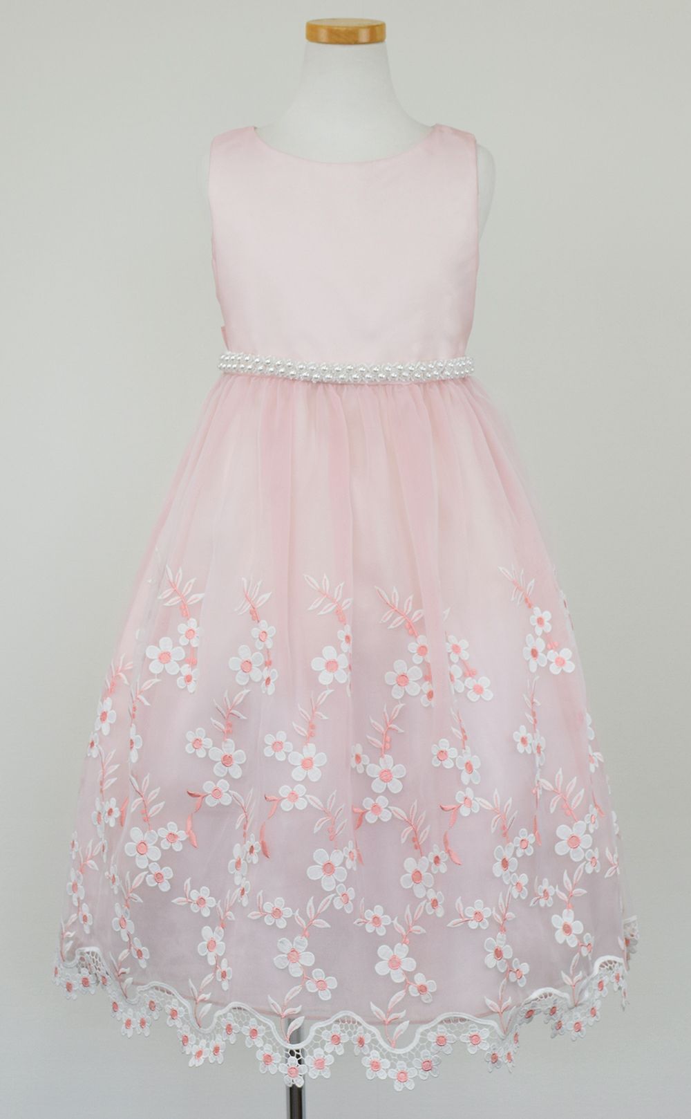 ピアノ発表会や結婚式にぴったりのカラーの女の子用キッズドレス。シンプルで美しいシルエットが魅力のAngel's Closetの子供ドレス レンタル商品（【レンタル】クリスタルオーガンジーフローラル刺繍スカラップ子供ドレス(KD364)ローズ）｜画像2