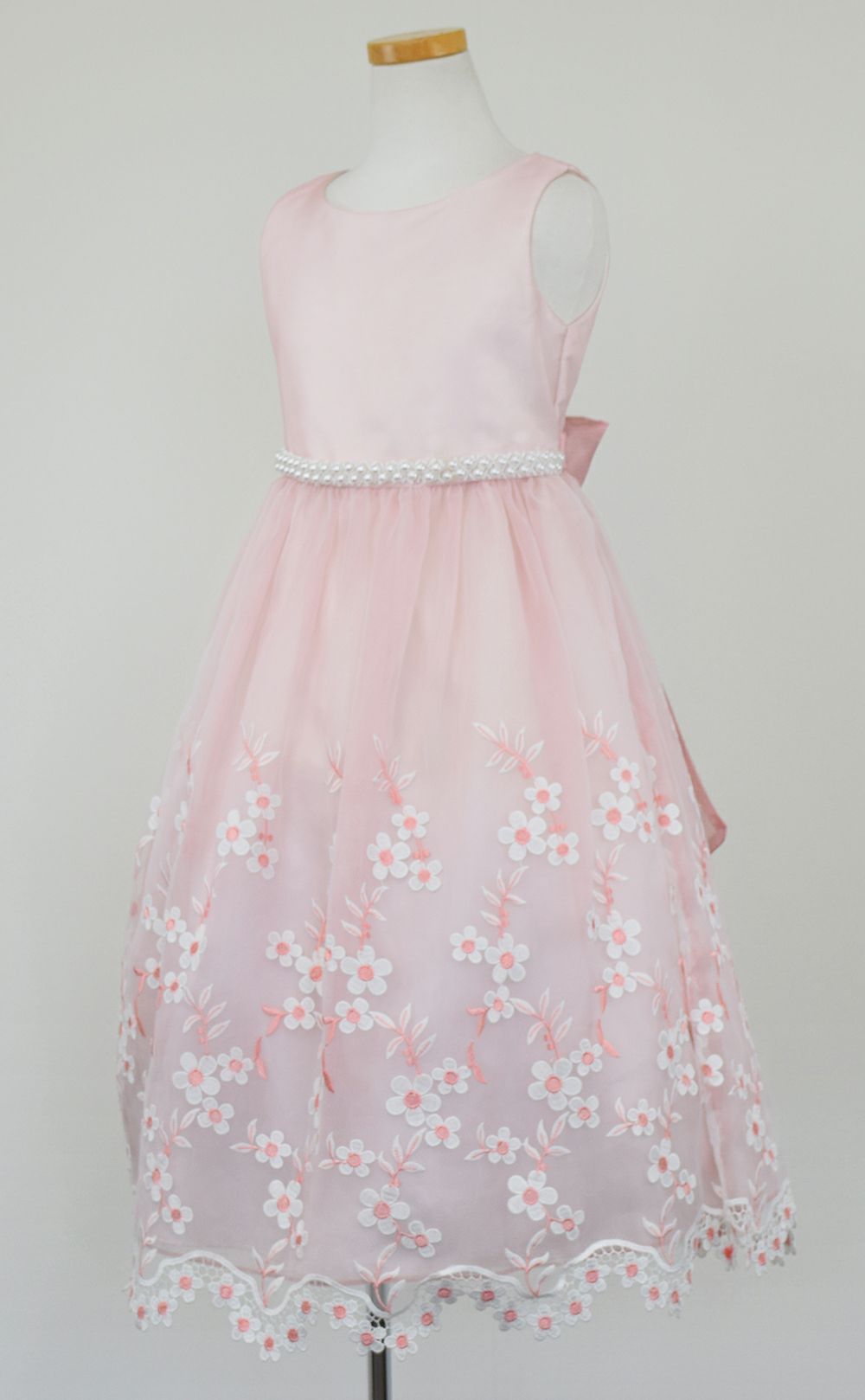 ピアノ発表会や結婚式にぴったりのカラーの女の子用キッズドレス。シンプルで美しいシルエットが魅力のAngel's Closetの子供ドレス レンタル商品（【レンタル】クリスタルオーガンジーフローラル刺繍スカラップ子供ドレス(KD364)ローズ）｜画像3