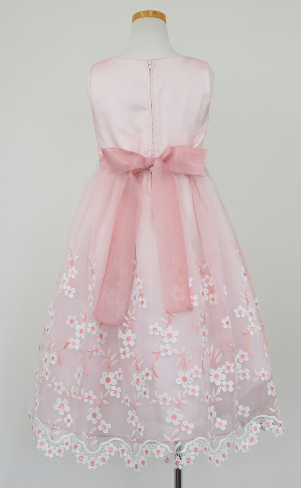 ピアノ発表会や結婚式にぴったりのカラーの女の子用キッズドレス。シンプルで美しいシルエットが魅力のAngel's Closetの子供ドレス レンタル商品（【レンタル】クリスタルオーガンジーフローラル刺繍スカラップ子供ドレス(KD364)ローズ）｜画像4