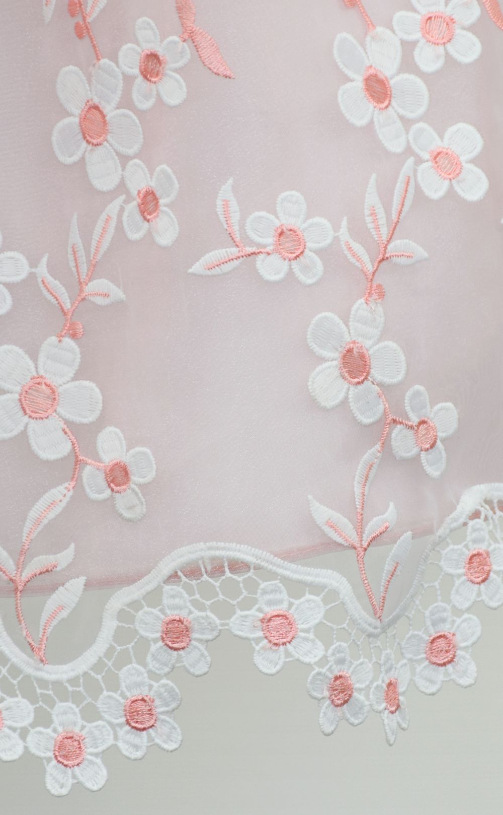 ピアノ発表会や結婚式にぴったりのカラーの女の子用キッズドレス。シンプルで美しいシルエットが魅力のAngel's Closetの子供ドレス レンタル商品（【レンタル】クリスタルオーガンジーフローラル刺繍スカラップ子供ドレス(KD364)ローズ）｜画像5