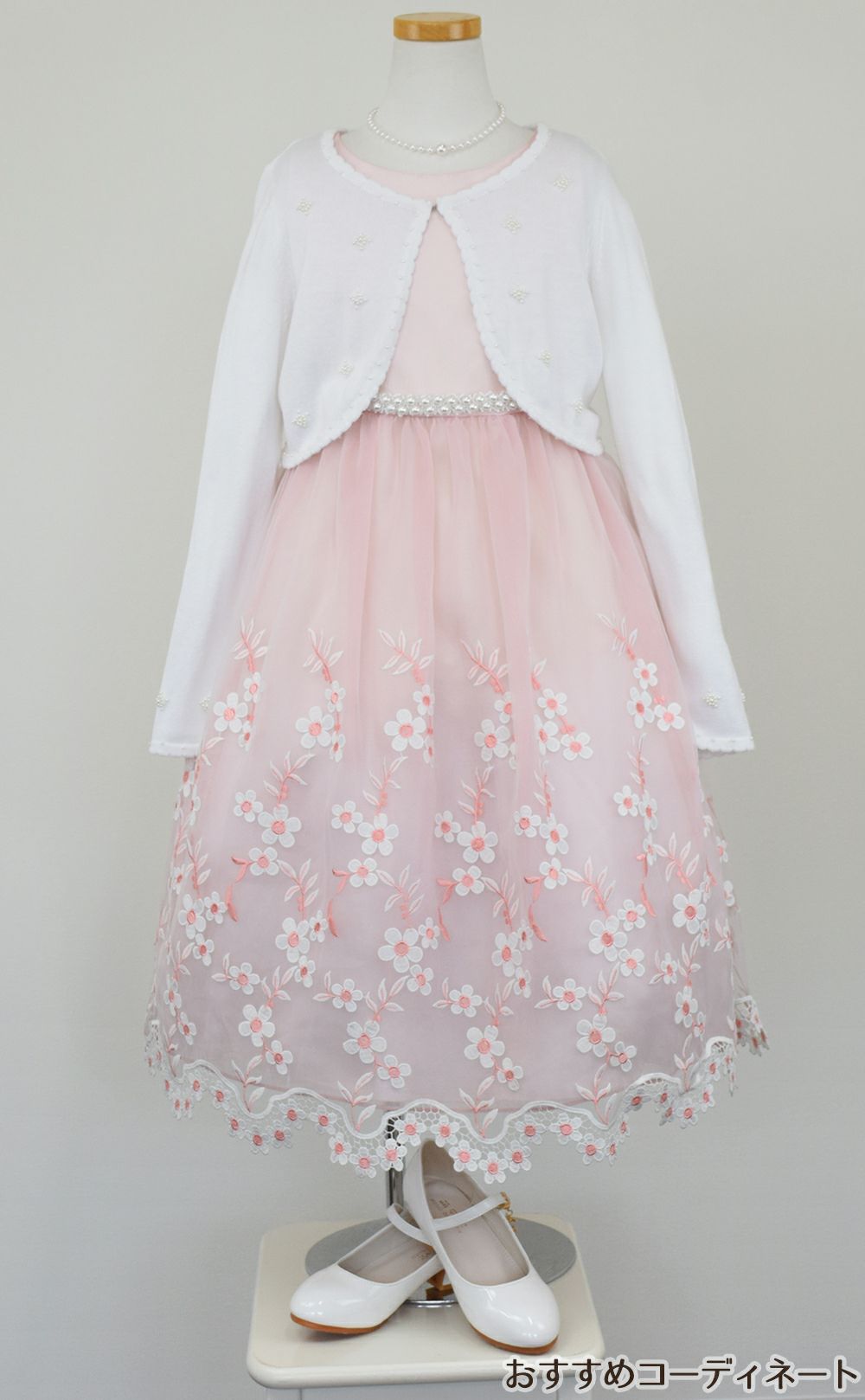 ピアノ発表会や結婚式にぴったりのカラーの女の子用キッズドレス。シンプルで美しいシルエットが魅力のAngel's Closetの子供ドレス レンタル商品（【レンタル】クリスタルオーガンジーフローラル刺繍スカラップ子供ドレス(KD364)ローズ）｜画像9