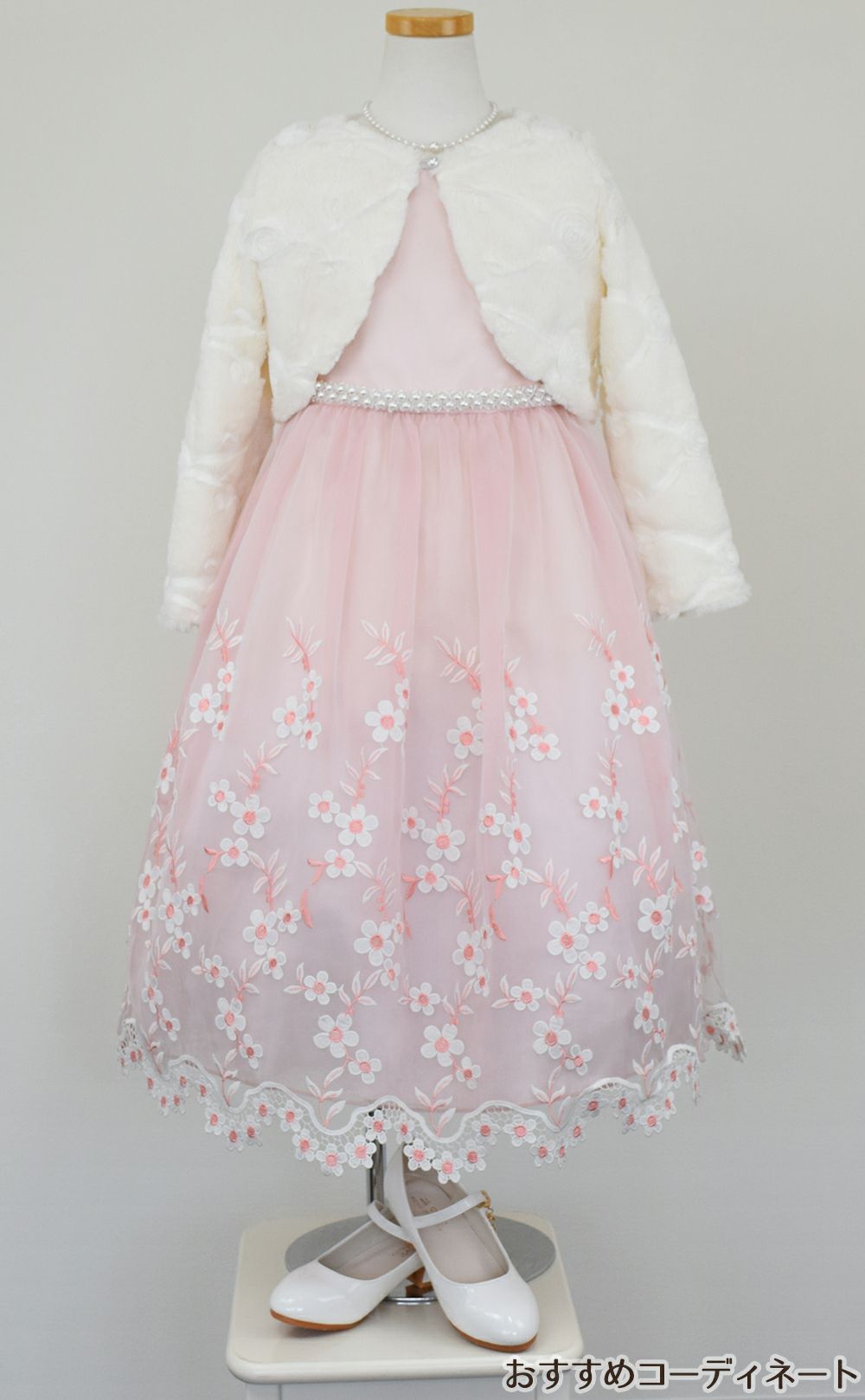 ピアノ発表会や結婚式にぴったりのカラーの女の子用キッズドレス。シンプルで美しいシルエットが魅力のAngel's Closetの子供ドレス レンタル商品（【レンタル】クリスタルオーガンジーフローラル刺繍スカラップ子供ドレス(KD364)ローズ）｜画像10