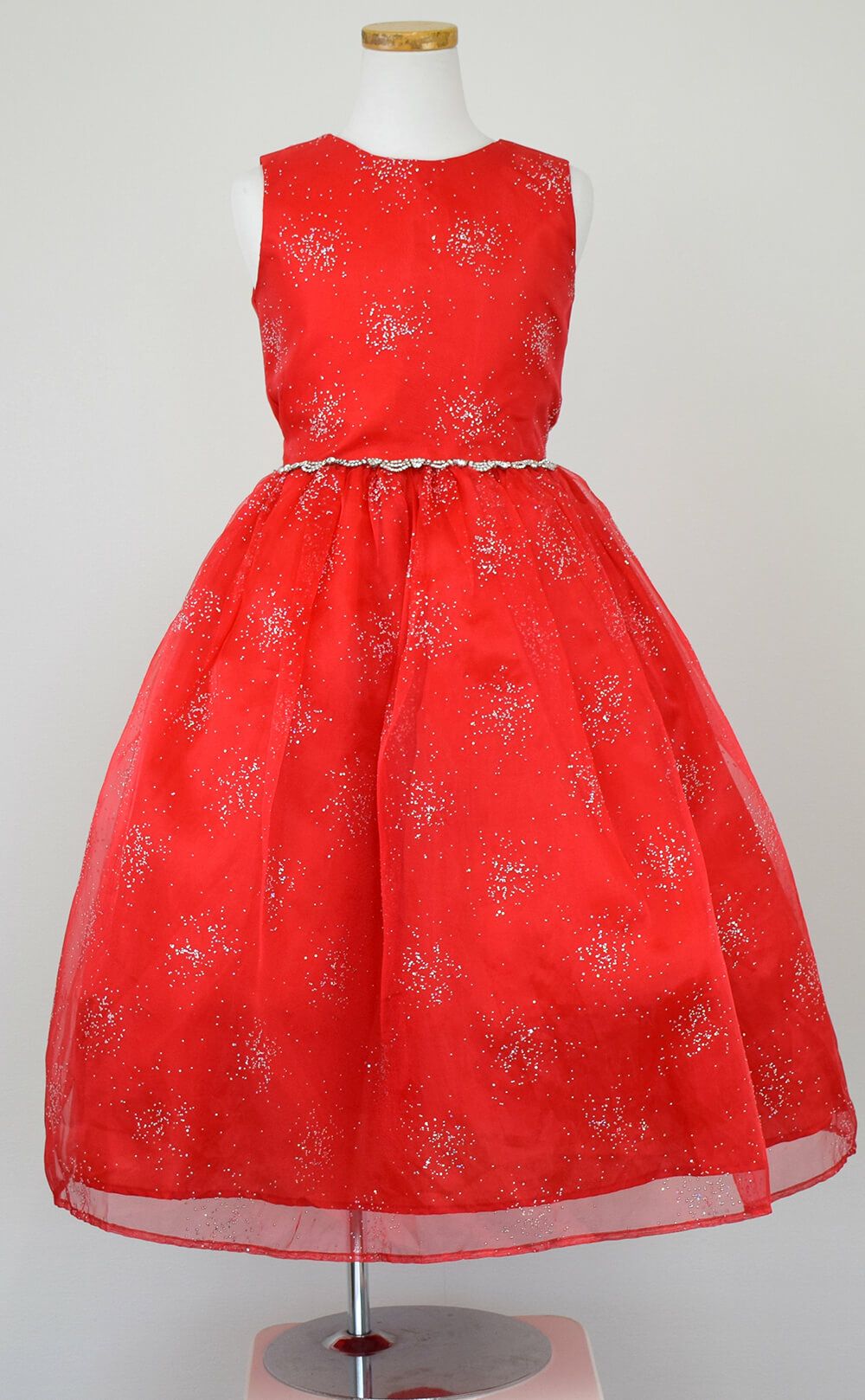 ピアノ発表会や結婚式にぴったりのカラーの女の子用キッズドレス。シンプルで美しいシルエットが魅力のAngel's Closetの子供ドレス レンタル商品（【レンタル】スパークリングオーガンジー子供ドレス(CC2463)レッド）｜画像2