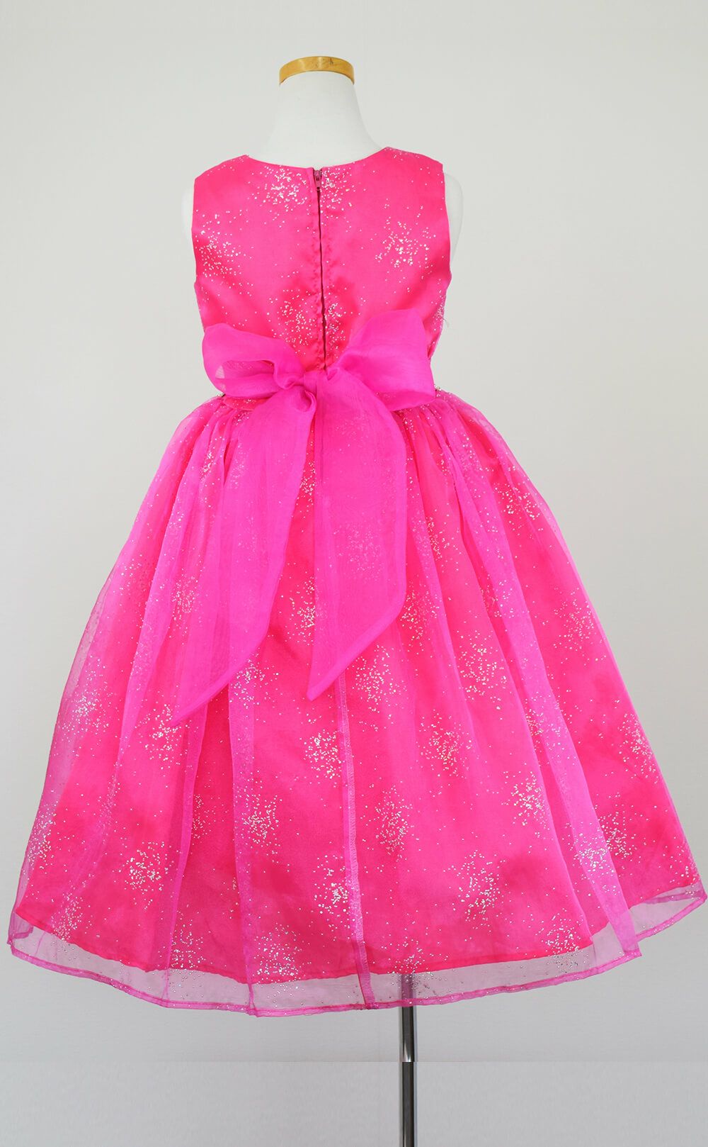 ピアノ発表会や結婚式にぴったりのピンクカラーの女の子用キッズドレス。シンプルで美しいシルエットが魅力のAngel's Closetの子供ドレス レンタル商品（【レンタル】スパークリングオーガンジー子供ドレス(CC2463)ホットピンク）｜画像4