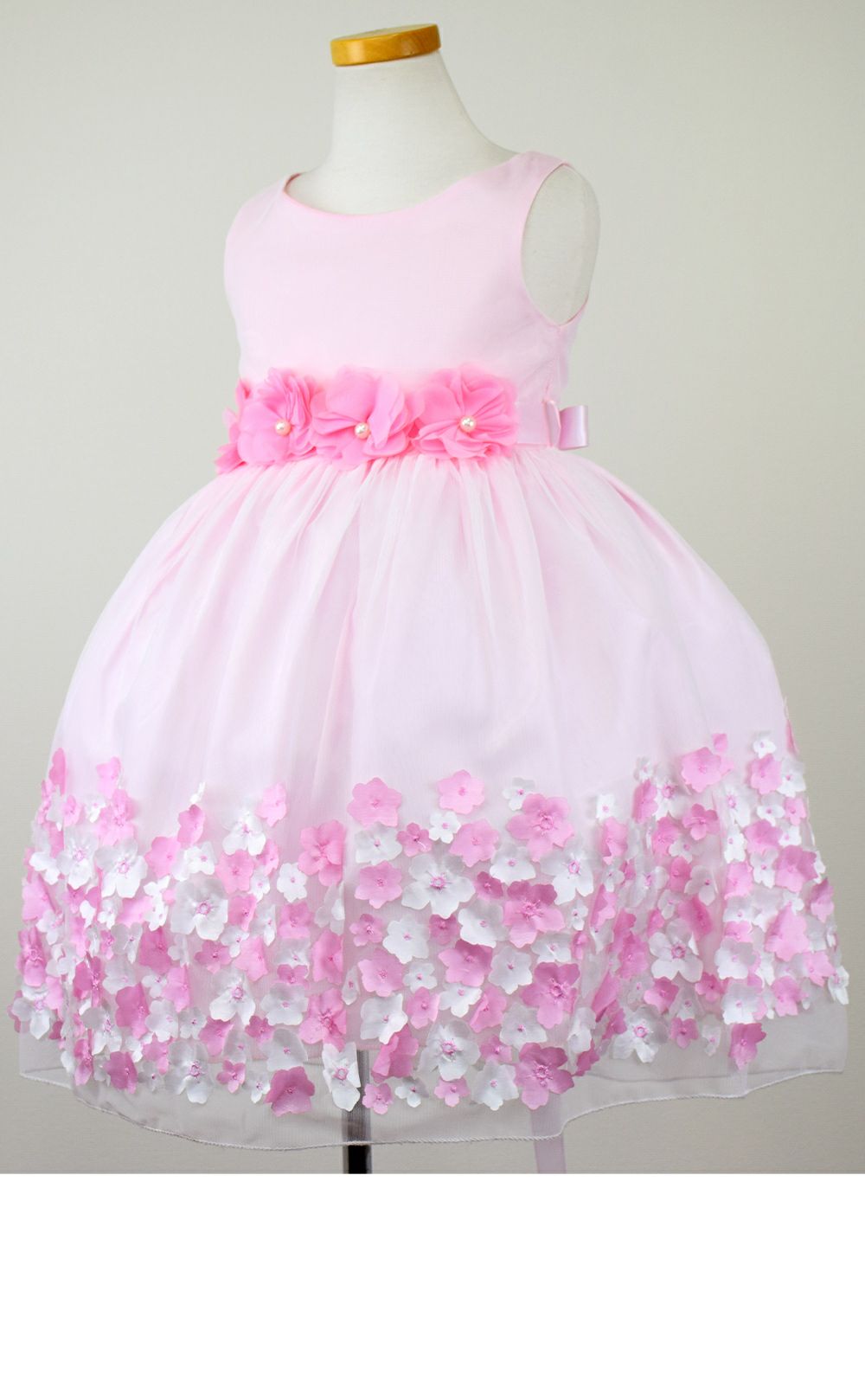 ピアノ発表会や結婚式にぴったりのピンクカラーの女の子用キッズドレス。シンプルで美しいシルエットが魅力のAngel's Closetの子供ドレス レンタル商品（【レンタル】フラワーモチーフスカートメッシュ子供ドレス(KD332)ピンク）｜画像4