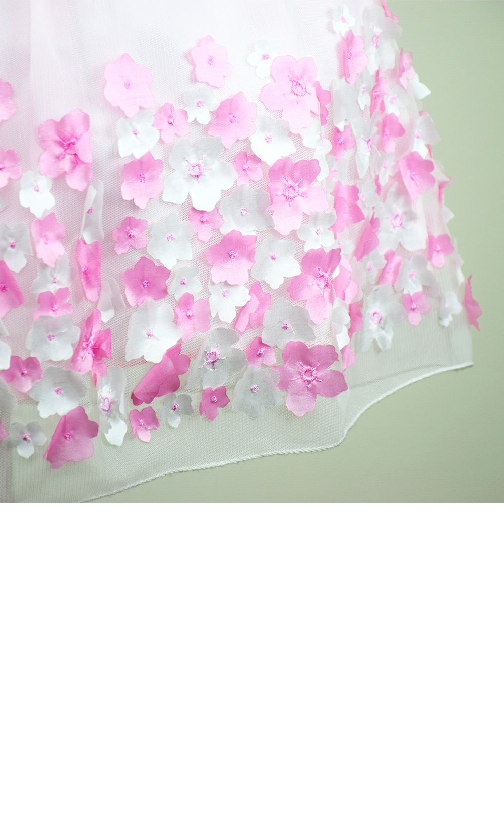 ピアノ発表会や結婚式にぴったりのピンクカラーの女の子用キッズドレス。シンプルで美しいシルエットが魅力のAngel's Closetの子供ドレス レンタル商品（【レンタル】フラワーモチーフスカートメッシュ子供ドレス(KD332)ピンク）｜画像6