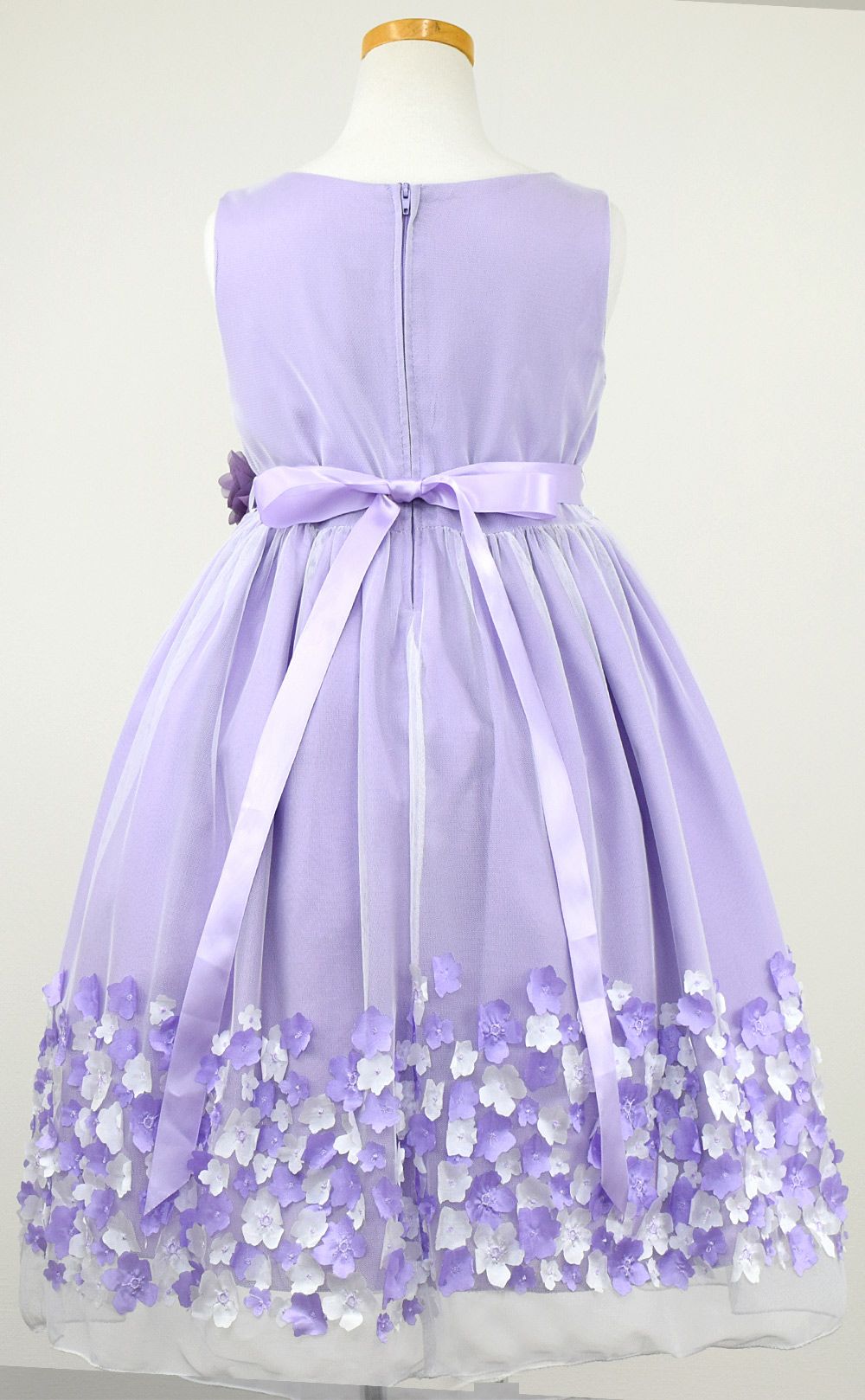 ピアノ発表会や結婚式にぴったりのライラックカラーの女の子用キッズドレス。シンプルで美しいシルエットが魅力のAngel's Closetの子供ドレス レンタル商品（【レンタル】フラワーモチーフスカートメッシュ子供ドレス(KD332)ライラック）｜画像5