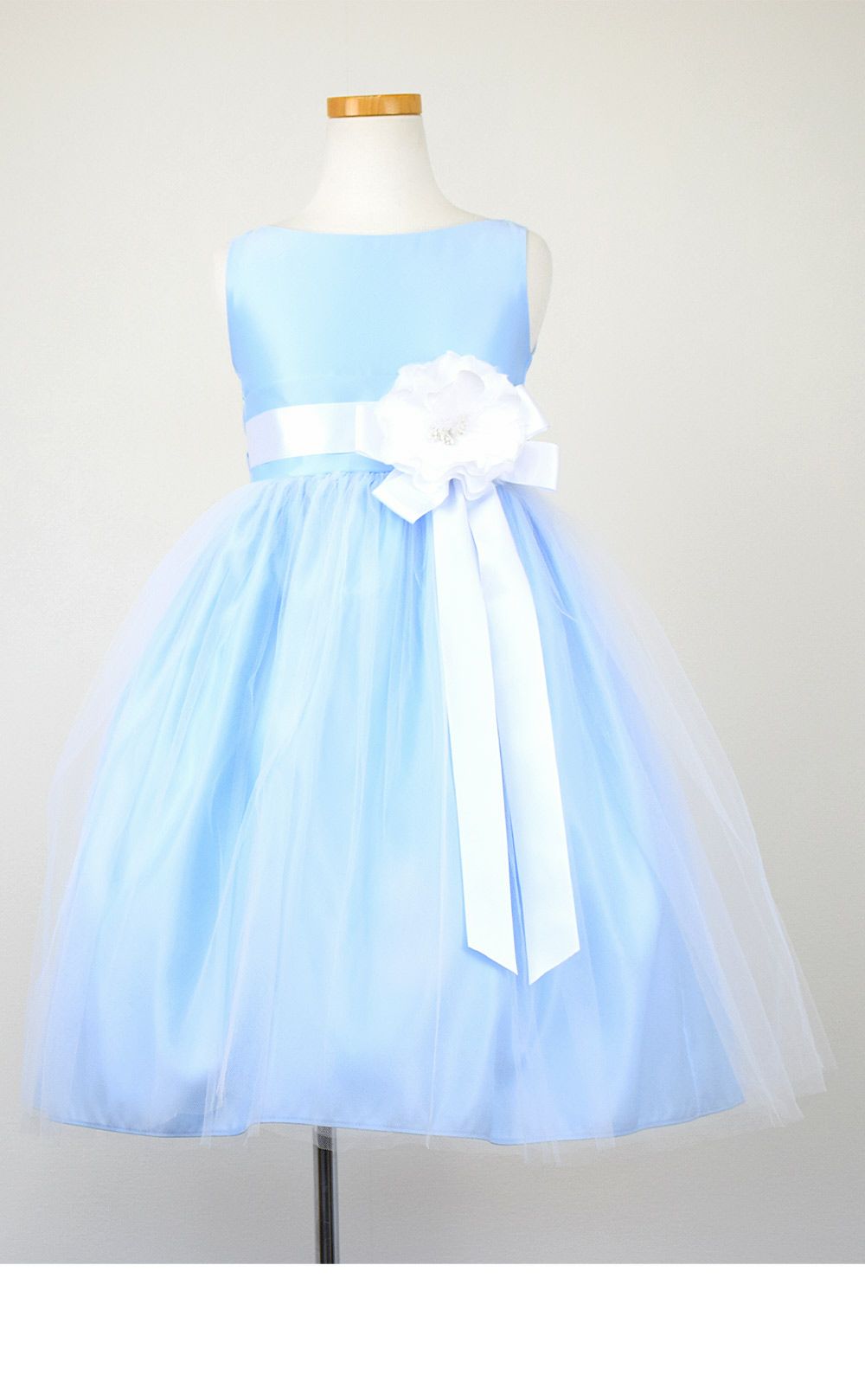 ピアノ発表会や結婚式にぴったりのブルーカラーの女の子用キッズドレス。シンプルで美しいシルエットが魅力のAngel's Closetの子供ドレス レンタル商品（【レンタル】ヴィンテージサテン＆チュール子供ドレス(SK402)ライトブルー）｜画像3