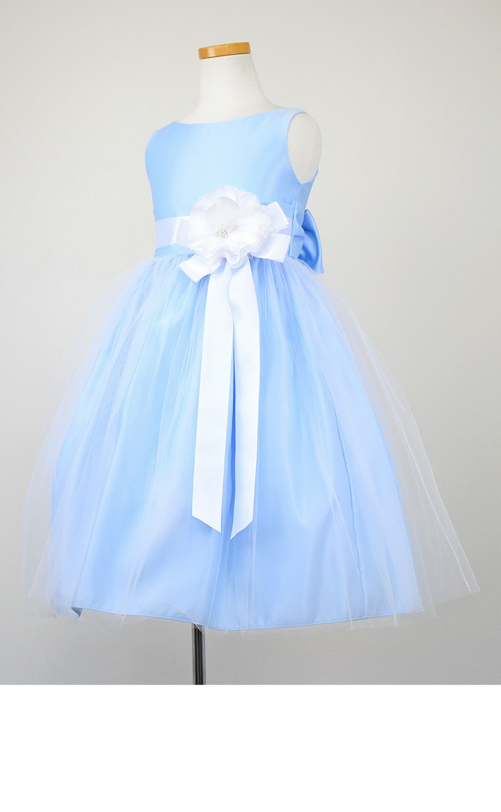 ピアノ発表会や結婚式にぴったりのブルーカラーの女の子用キッズドレス。シンプルで美しいシルエットが魅力のAngel's Closetの子供ドレス レンタル商品（【レンタル】ヴィンテージサテン＆チュール子供ドレス(SK402)ライトブルー）｜画像4