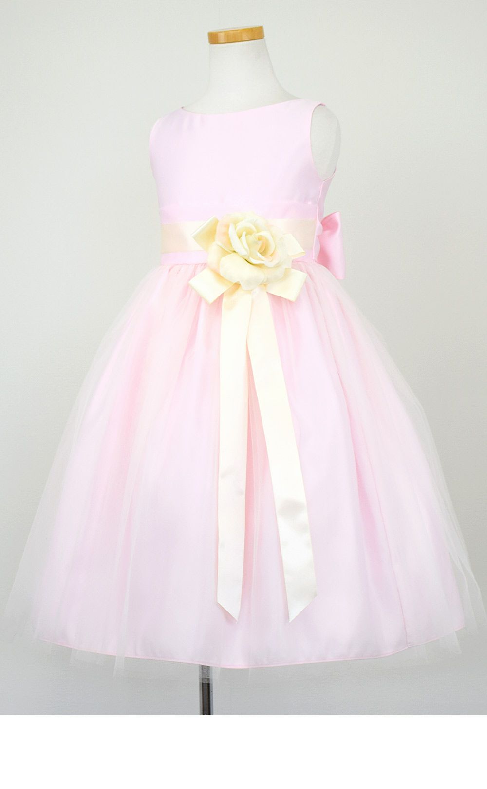 ピアノ発表会や結婚式にぴったりのピンクカラーの女の子用キッズドレス。シンプルで美しいシルエットが魅力のAngel's Closetの子供ドレス レンタル商品（【レンタル】ヴィンテージサテン＆チュール子供ドレス(SK402)ピンク）｜画像4