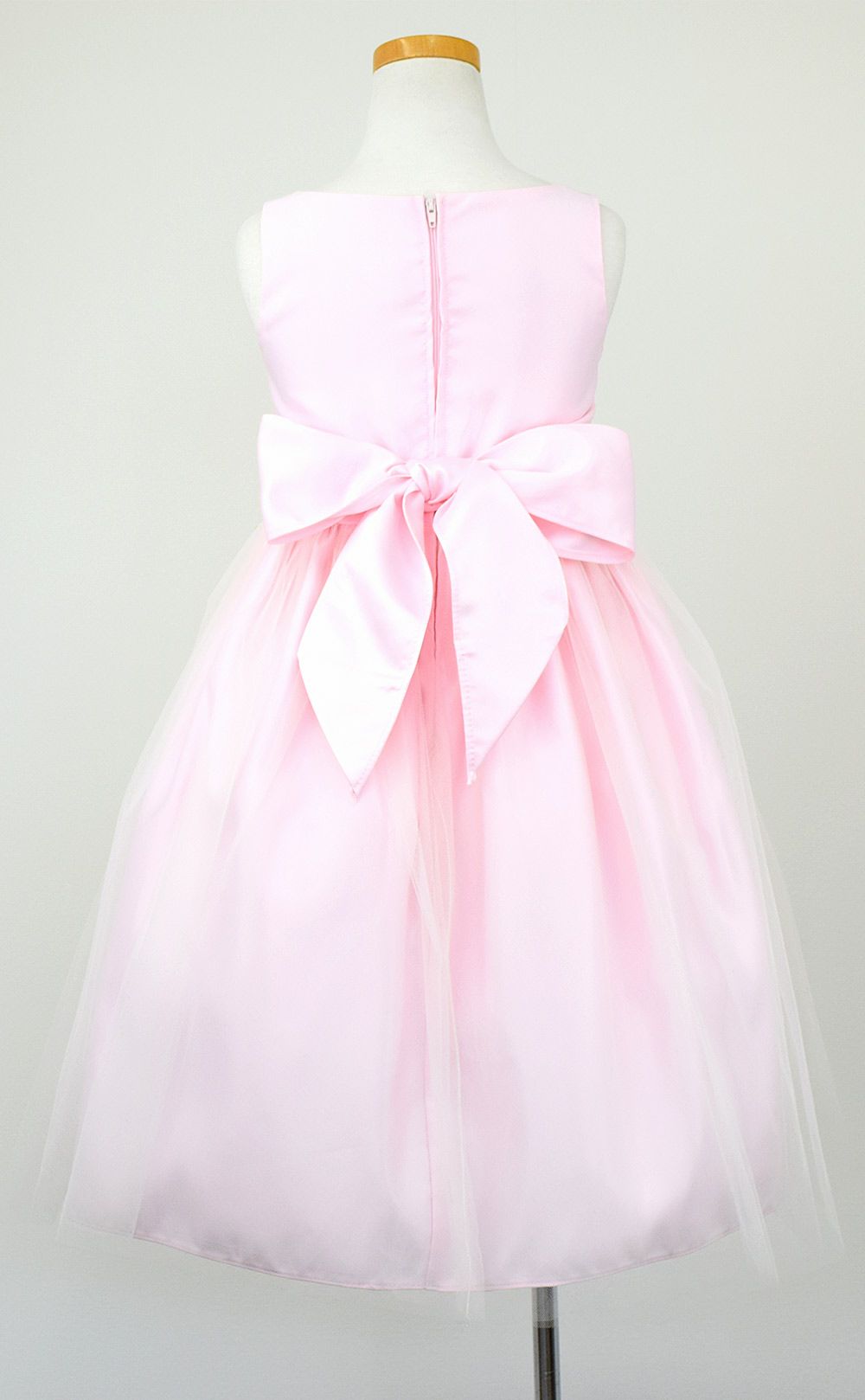 ピアノ発表会や結婚式にぴったりのピンクカラーの女の子用キッズドレス。シンプルで美しいシルエットが魅力のAngel's Closetの子供ドレス レンタル商品（【レンタル】ヴィンテージサテン＆チュール子供ドレス(SK402)ピンク）｜画像5