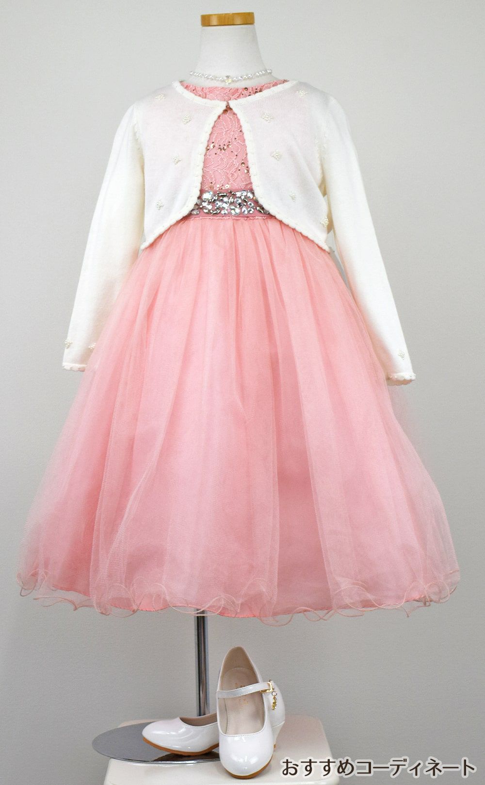 ピアノ発表会や結婚式にぴったりのカラーの女の子用キッズドレス。シンプルで美しいシルエットが魅力のAngel's Closetの子供ドレス レンタル商品（【レンタル】レース＆ラインストーンビジューベルトクリスタルチュール子供ドレス(MBK340)ブラッシュ）｜画像11