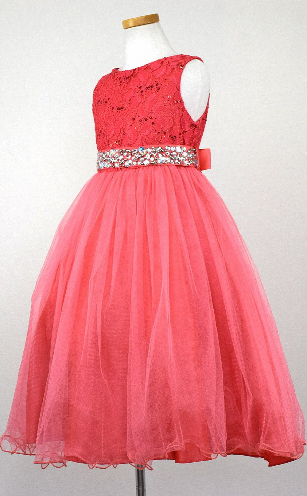 ピアノ発表会や結婚式にぴったりのカラーの女の子用キッズドレス。シンプルで美しいシルエットが魅力のAngel's Closetの子供ドレス レンタル商品（【レンタル】レース＆ラインストーンビジューベルトクリスタルチュール子供ドレス(MBK340)コーラル）｜画像4
