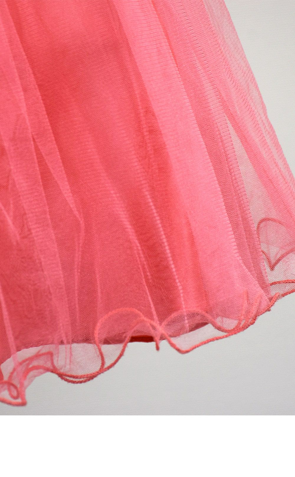 ピアノ発表会や結婚式にぴったりのカラーの女の子用キッズドレス。シンプルで美しいシルエットが魅力のAngel's Closetの子供ドレス レンタル商品（【レンタル】レース＆ラインストーンビジューベルトクリスタルチュール子供ドレス(MBK340)コーラル）｜画像6