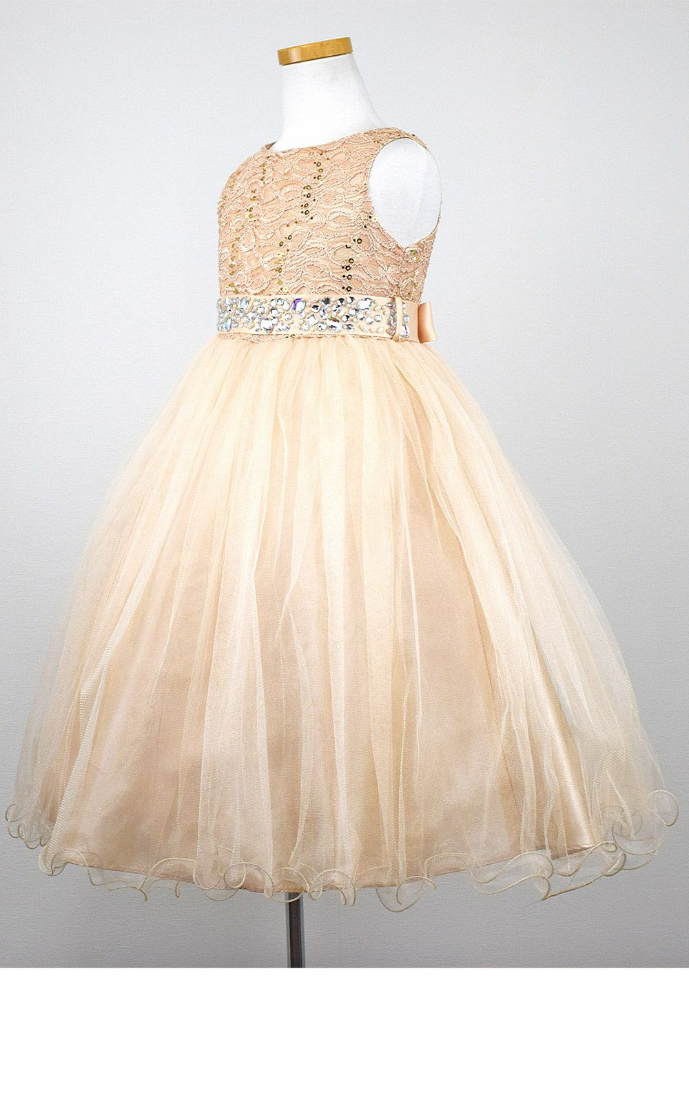 ピアノ発表会や結婚式にぴったりのカラーの女の子用キッズドレス。シンプルで美しいシルエットが魅力のAngel's Closetの子供ドレス レンタル商品（【レンタル】レース＆ラインストーンビジューベルトクリスタルチュール子供ドレス(MBK340)シャンパン）｜画像4