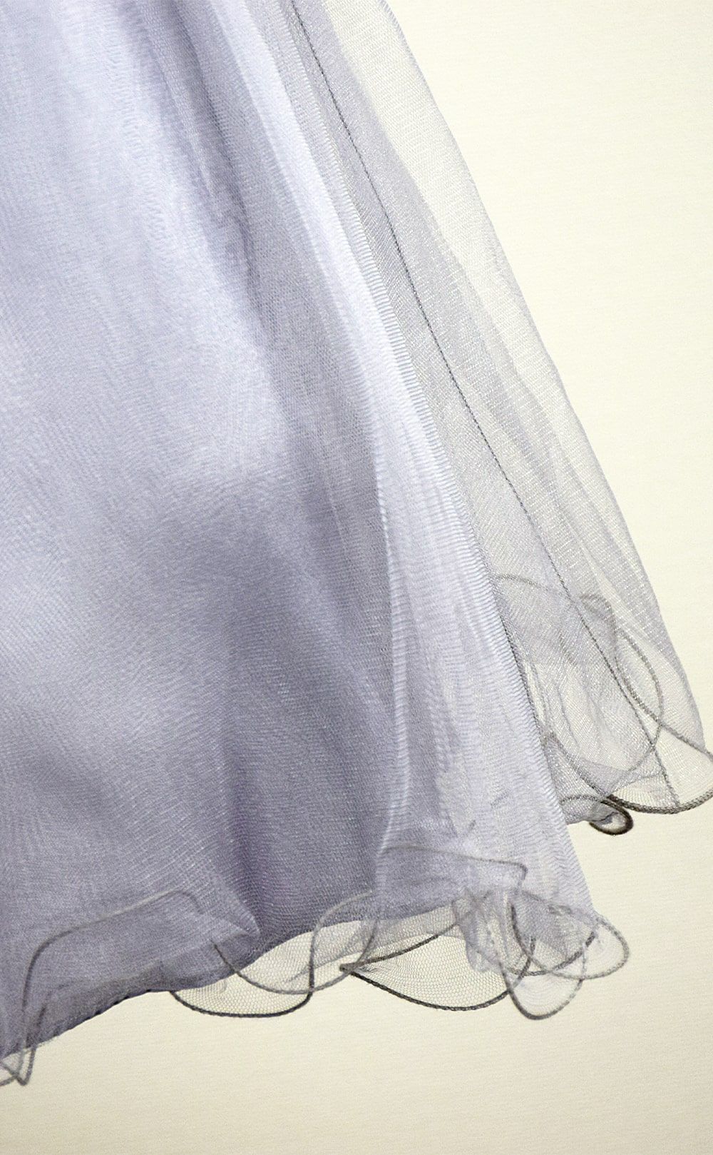 ピアノ発表会や結婚式にぴったりのカラーの女の子用キッズドレス。シンプルで美しいシルエットが魅力のAngel's Closetの子供ドレス レンタル商品（【レンタル】レース＆ラインストーンビジューベルトクリスタルチュール子供ドレス(MBK340)シルバー）｜画像6